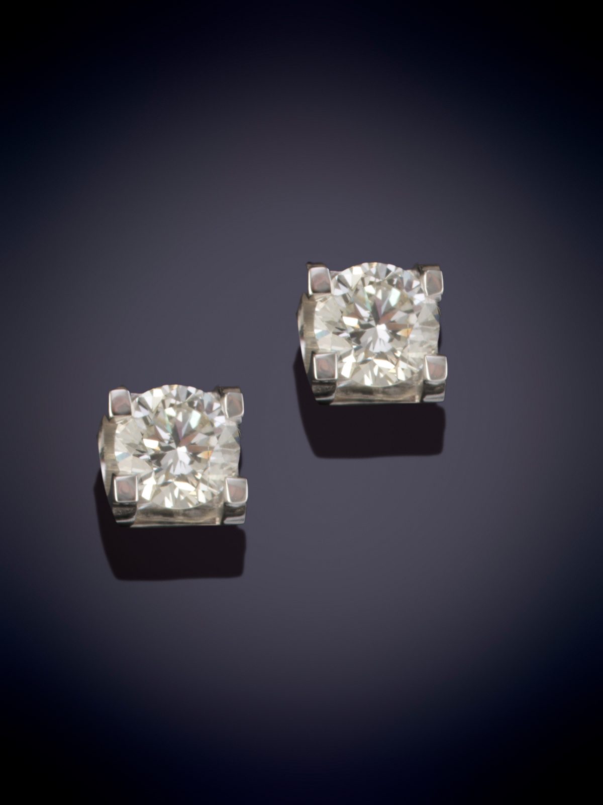 DORMILONAS DE BRILLANTES EN CUATRO GARRAS. Montura en oro blanco de 18k.
Peso brillantes 1.80ct...