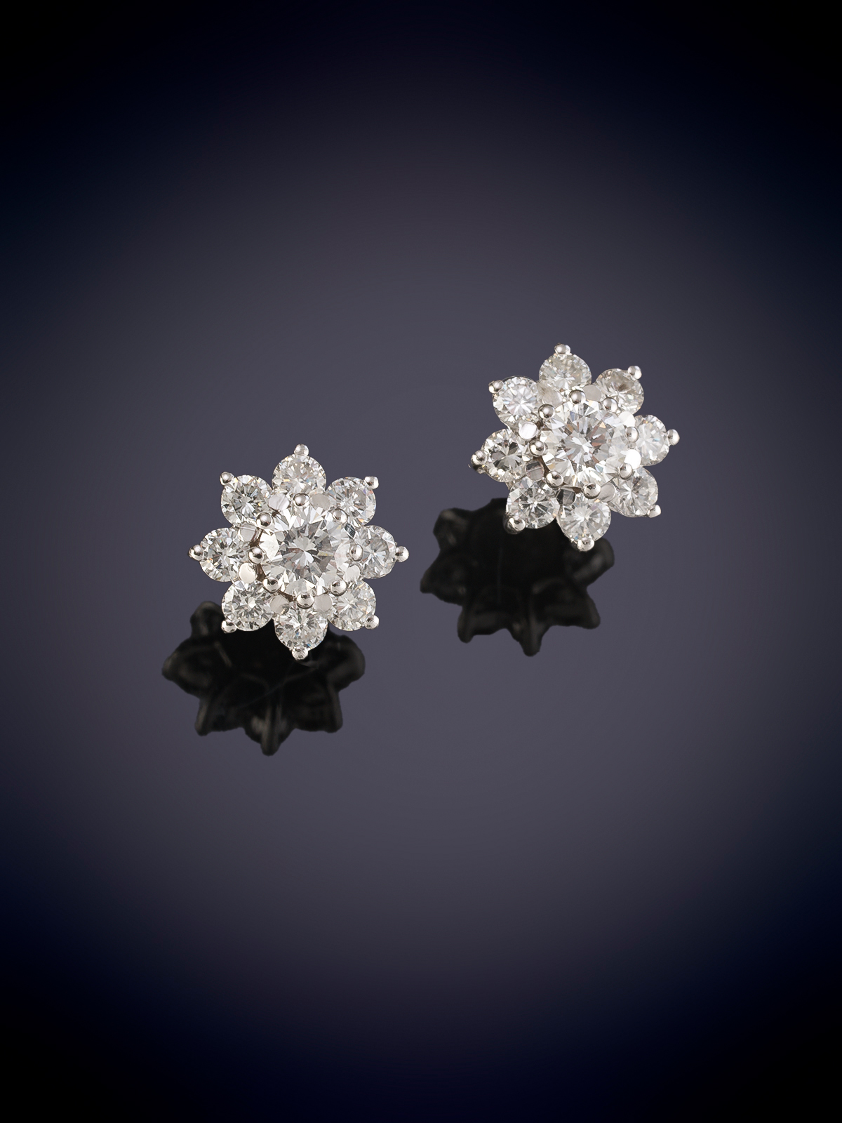 PENDIENTES DE ROSETÓN DE BRILLANTES. Montura en oro blanco de 18k.
Peso brillantes 2.80ct aprox.