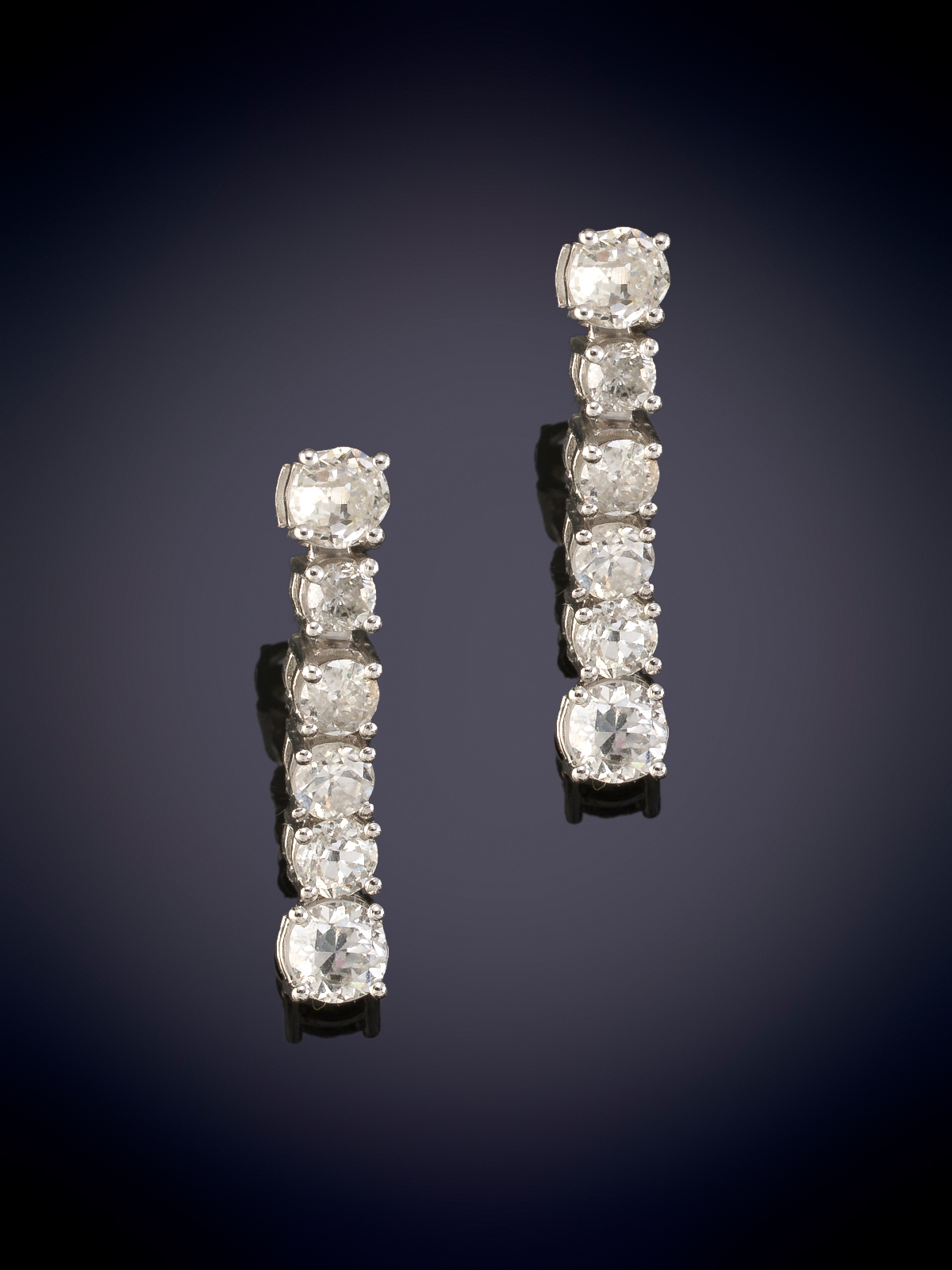PENDIENTES LARGOS DE HILERA DE BRILLANTES. Montura en oro blanco de 18k.
Peso brillantes 2.80ct...