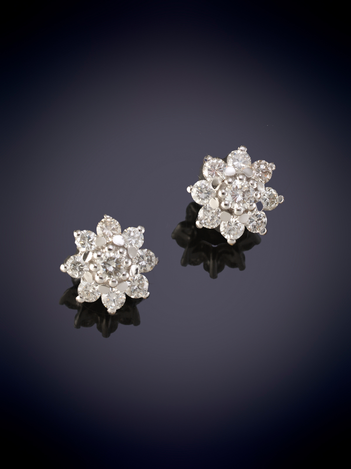PENDIENTES DE ROSETÓN DE BRILLANTES. Montura en oro blanco de 18k.
Peso brillantes 0.50ct aprox.