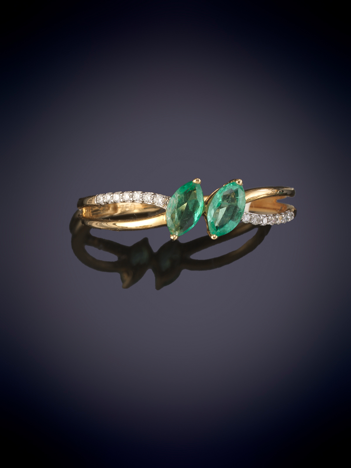 SORTIJA DE ESMERALDAS EN TALLA MARQUISE Y BRILLANTES. DELICADO DISEÑO CON DOBLE BRAZO DE BRILLANTES...
