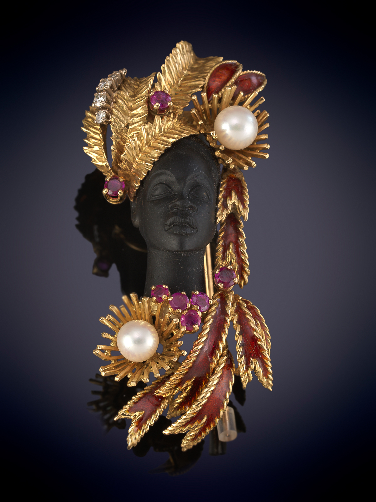 BROCHE MORETTO DECORADO CON ZAFIROS, RUBIES Y PERLAS. DISEÑO ORIGINAL CON TURBANTE DE...