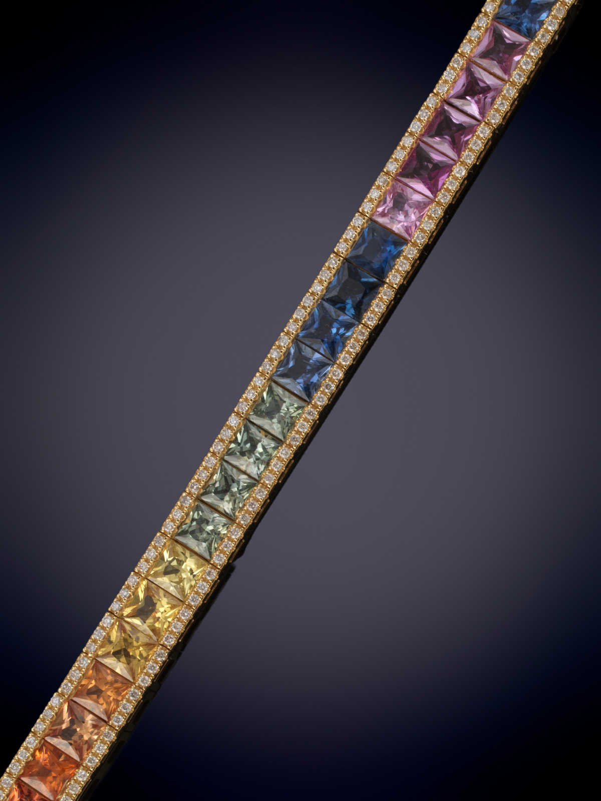 ORIGINAL PULSERA RIVIERE DE ZAFIROS MULTICOLOR CALIDAD EXTRA ENGASTADOS EN CARRÉ. Montura de oro...