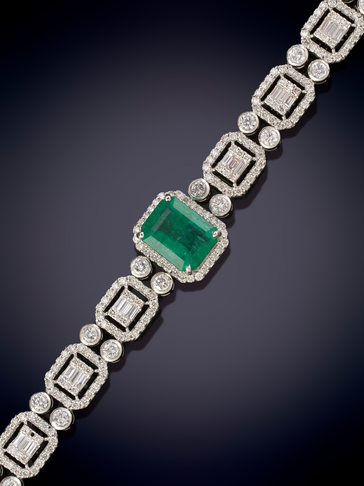 ELEGANTE PULSERA DE DIAMANTES Y ESMERALDA CENTRAL DE BELLO COLOR. BRAZALETE DE MARCOS ENTRELAZADOS...