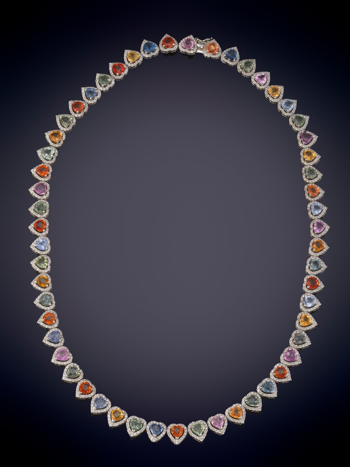 EXQUISITA GARGANTILLA  DE ZAFIROS MULTICOLOR Y BRILLANTES. DELICADO DISEÑO DE CORAZONES. Montura en...