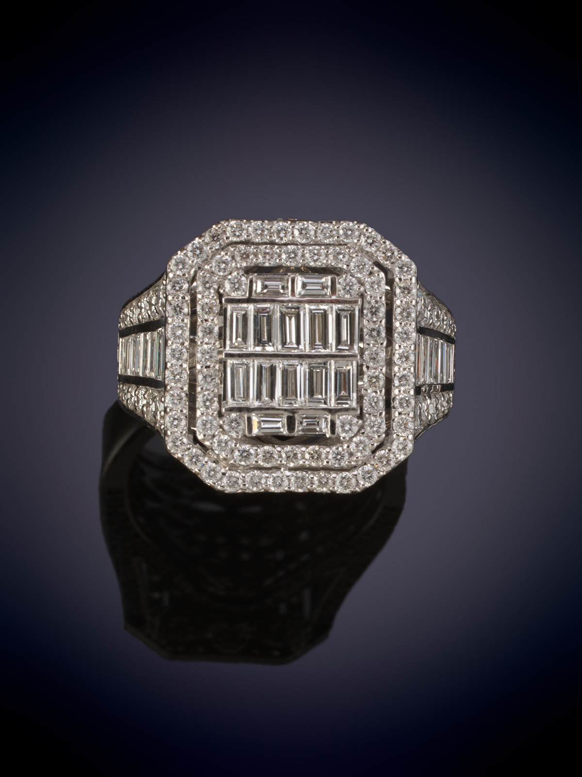 GRAN SORTIJA SELLO DE DIAMANTES CALIDAD EXTRA EN TALLAS BRILLANTE Y BAGUETTE. Montura en oro blanco...