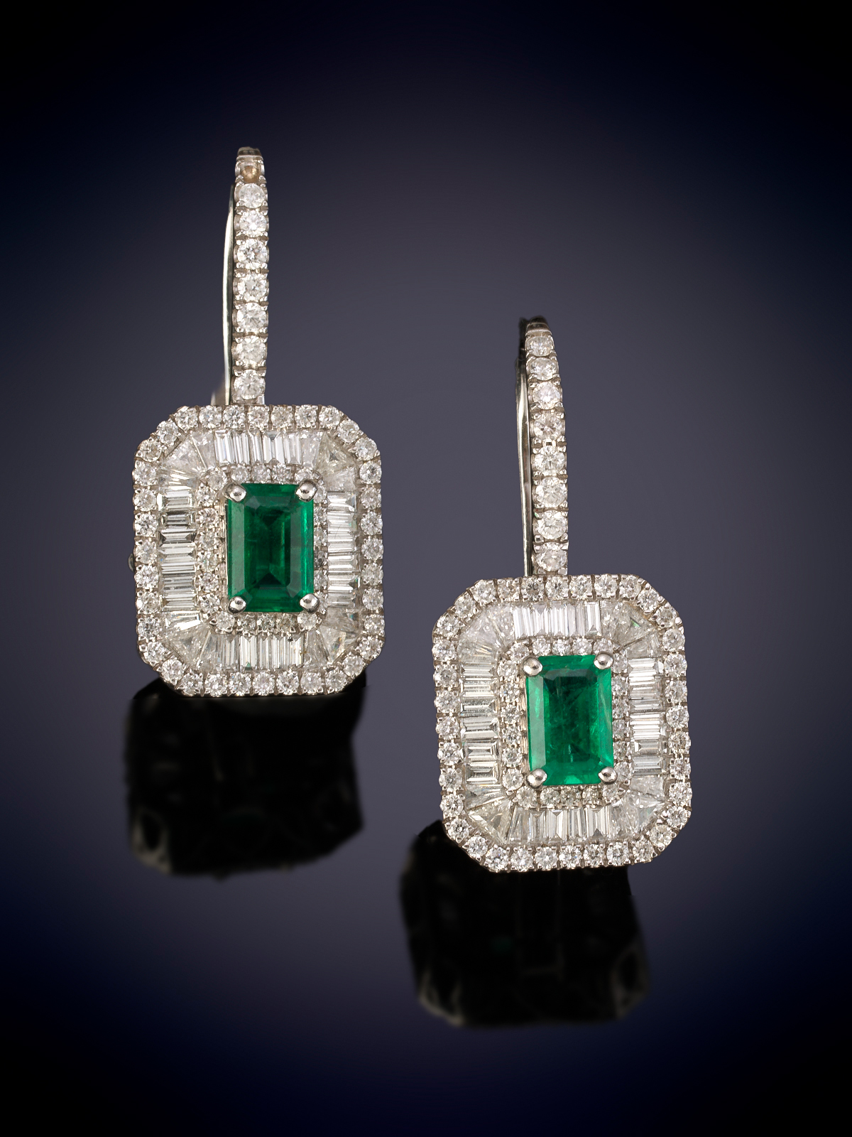 PENDIENTES COLGANTES DE ESMERALDAS DE BONITO COLOR ORLADAS DE DIAMANTES EN TALLAS  BAGUETTE Y...