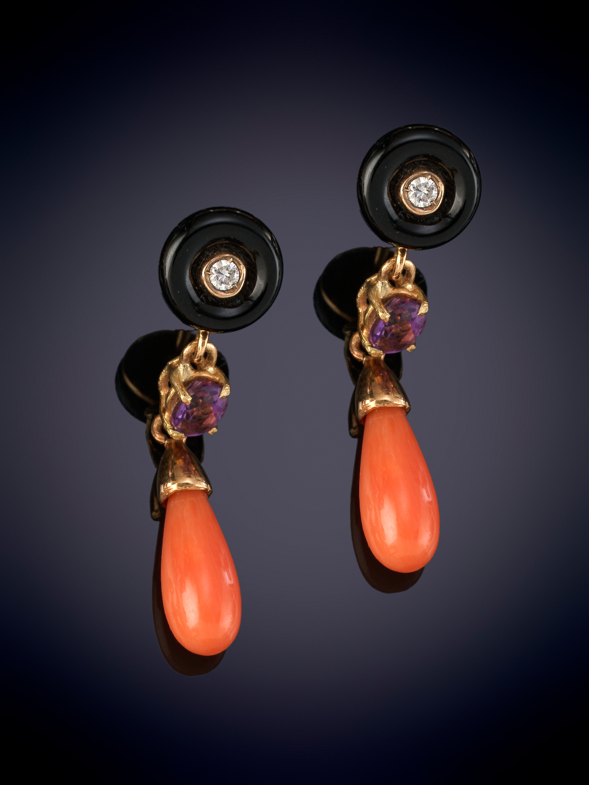 FINOS PENDIENTES LARGOS DE ONIX, CORAL, AMATISTA Y BRILLANTE. Montura en oro amarillo de 18k.