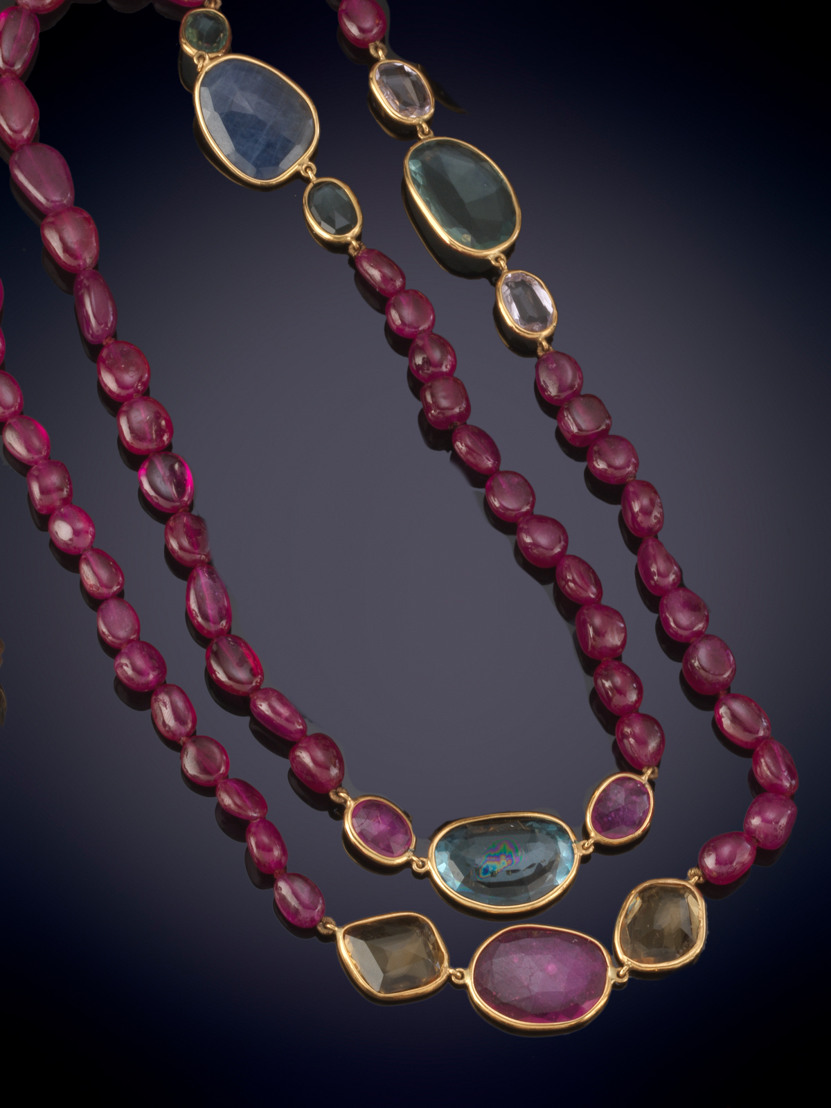 TOUS. COLLAR LARGO DE PIEDRAS SEMIPRECIOSAS. MULTICOLOR. ELEGANTE DISEÑO DE CABUJONES DE RUBELITAS...