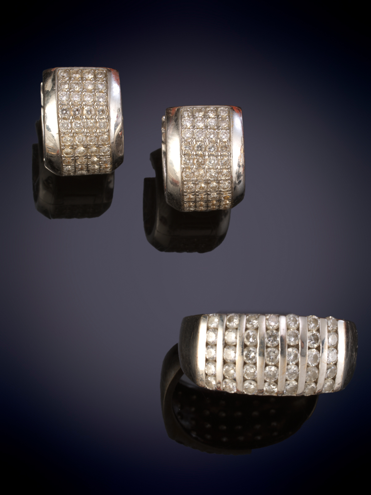CONJUNTO DE SORTIJA ANCHA Y PENDIENTES DE PAVE DE BRILLANTES. DISEÑO MODERNO CALIDAD EXTRA. Montura...