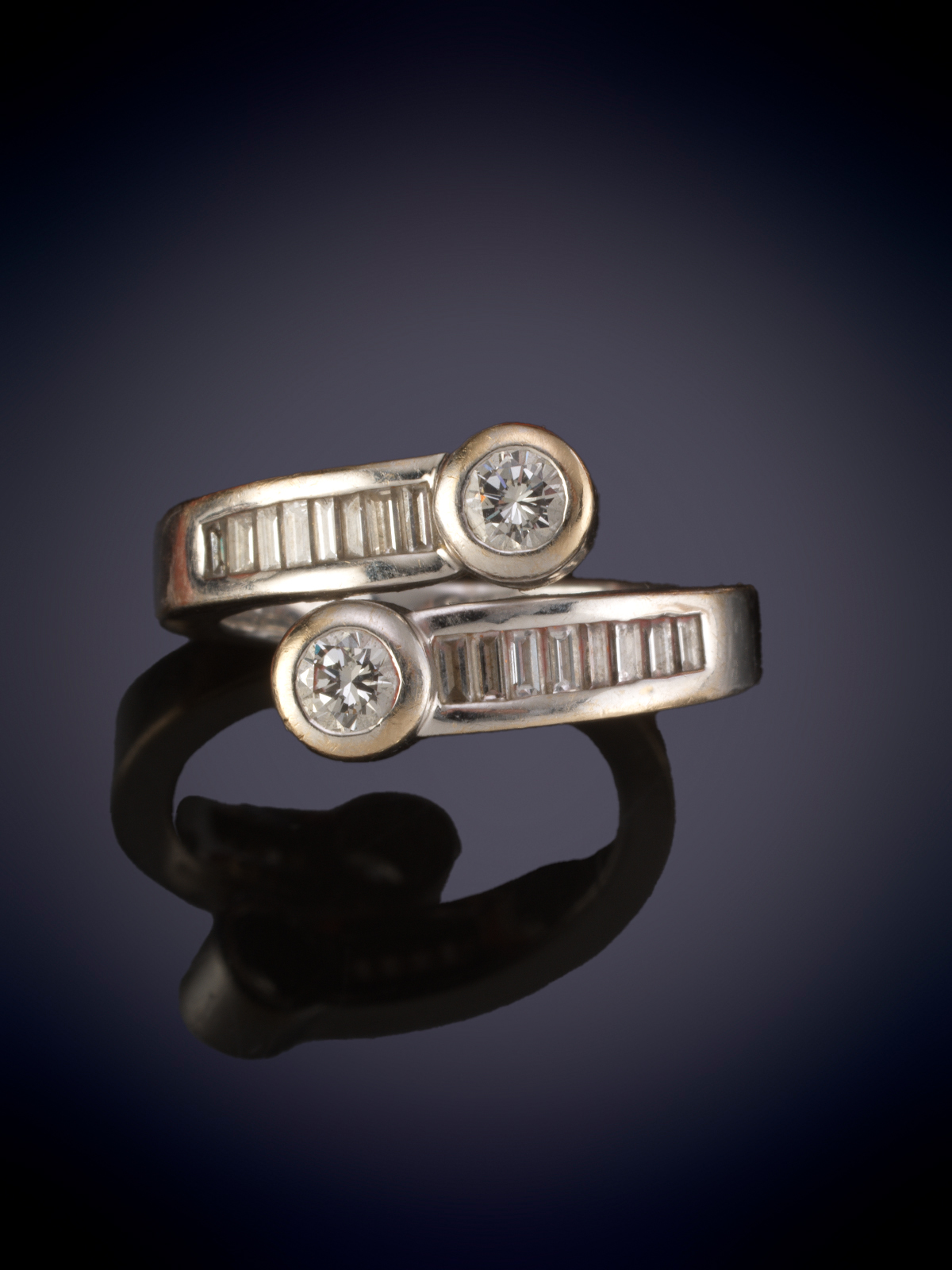 SORTIJA TU Y YO DE CHATONES DE BRILLANTES. Montura decorada con baguettes en oro balnco de 18k.