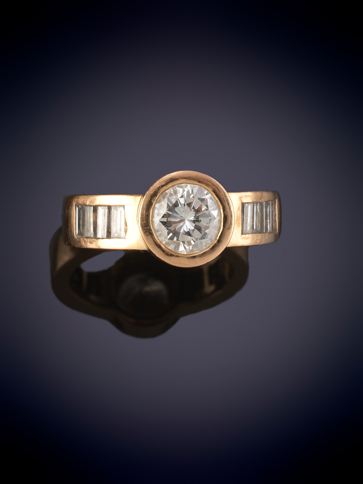 SOLITARIO DE 0,70 CTS. DE ALTA CALIDAD POR SU COLOR Y PUREZA. Moderna montura de chatón embellecida...