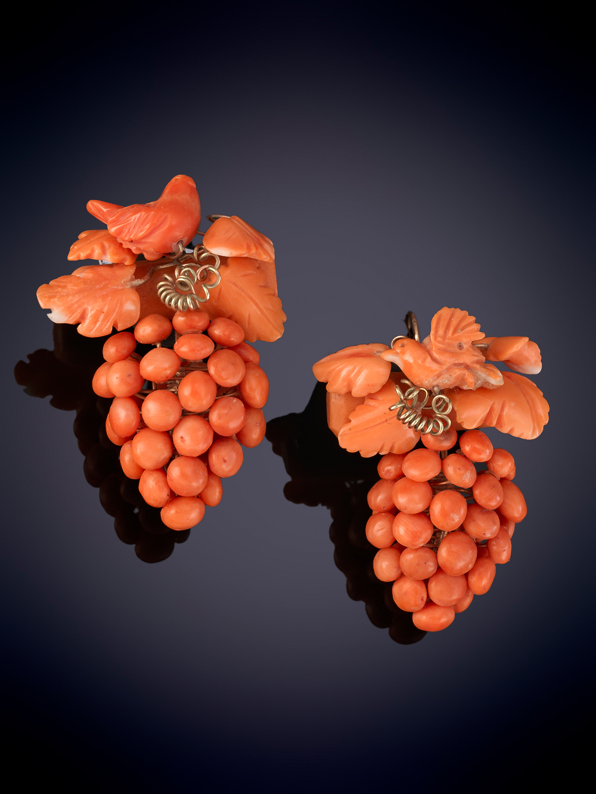 ANTIGUOS PENDIENTES DE CORAL MEDITERRANEO. DISEÑO ORGÁNCO DE RACIMO DE UVAS Y PAMPANOS CON AVECILLA...