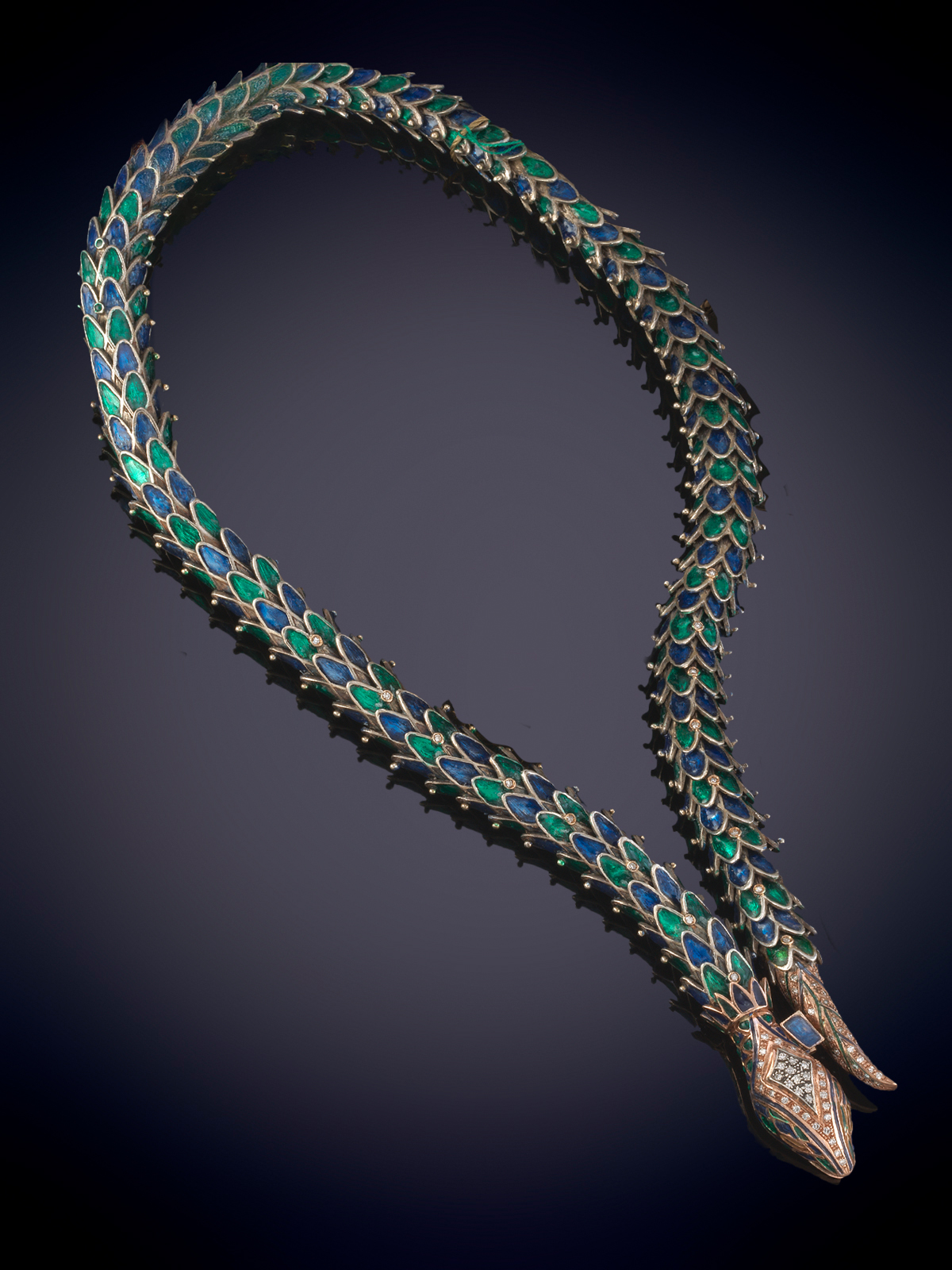 ESPECTAULAR COLLAR ARTICULADO CON MOTIVO DE SERPIENTE EN ESMALTES AZUL Y VERDE. CABEZA CON...