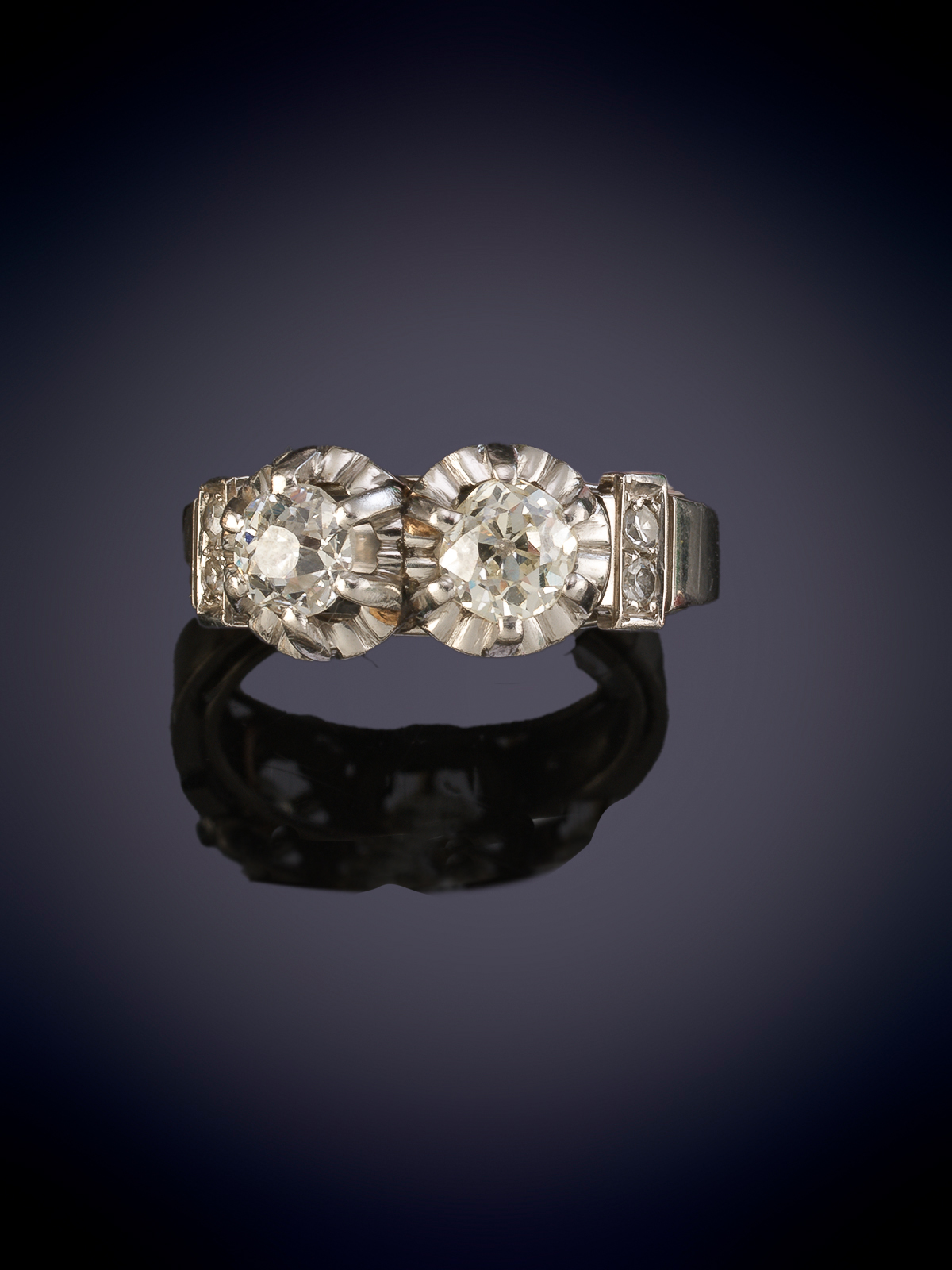 ANILLO ANTIGUO ESTILO CINTILLO CON DOS BRILLANTES EN GARRAS. Montura en platino.
Peso brillantes...