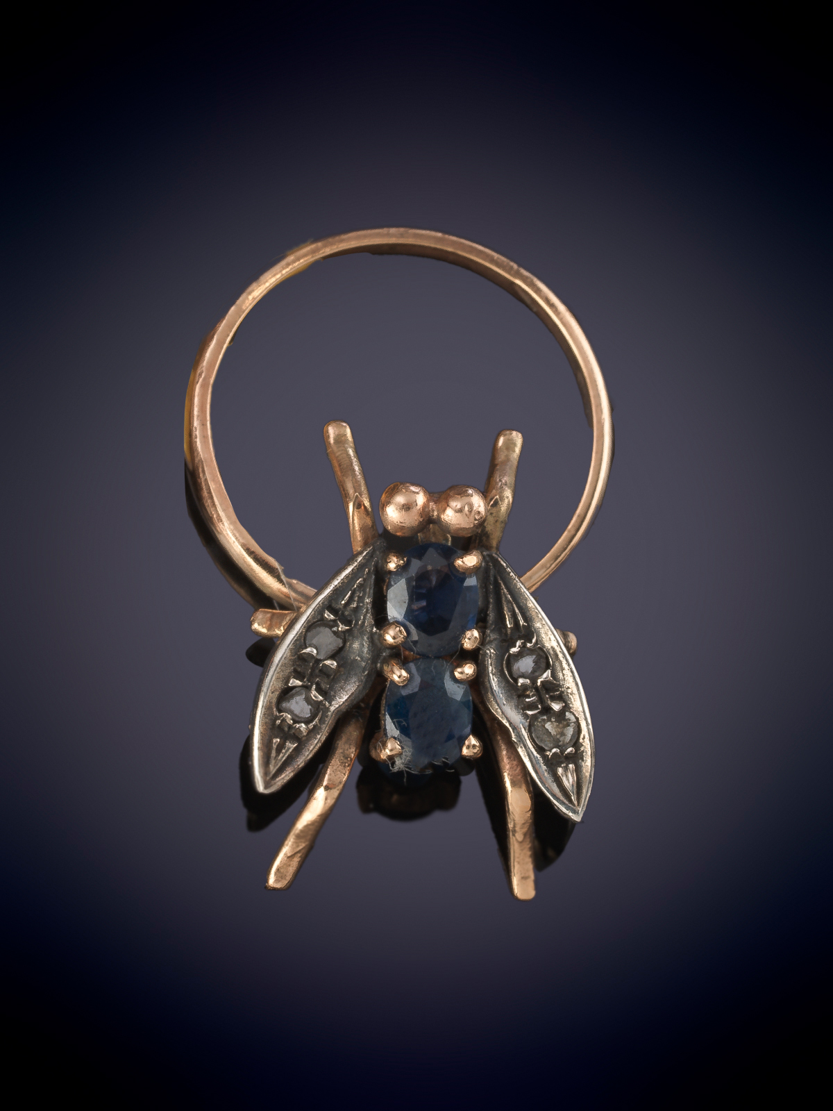 SORTIJA ARTICULADA CON MOTIVO DE MOSCA CON BRILLANTES Y ZAFIROS. Montura en oro de 9k.