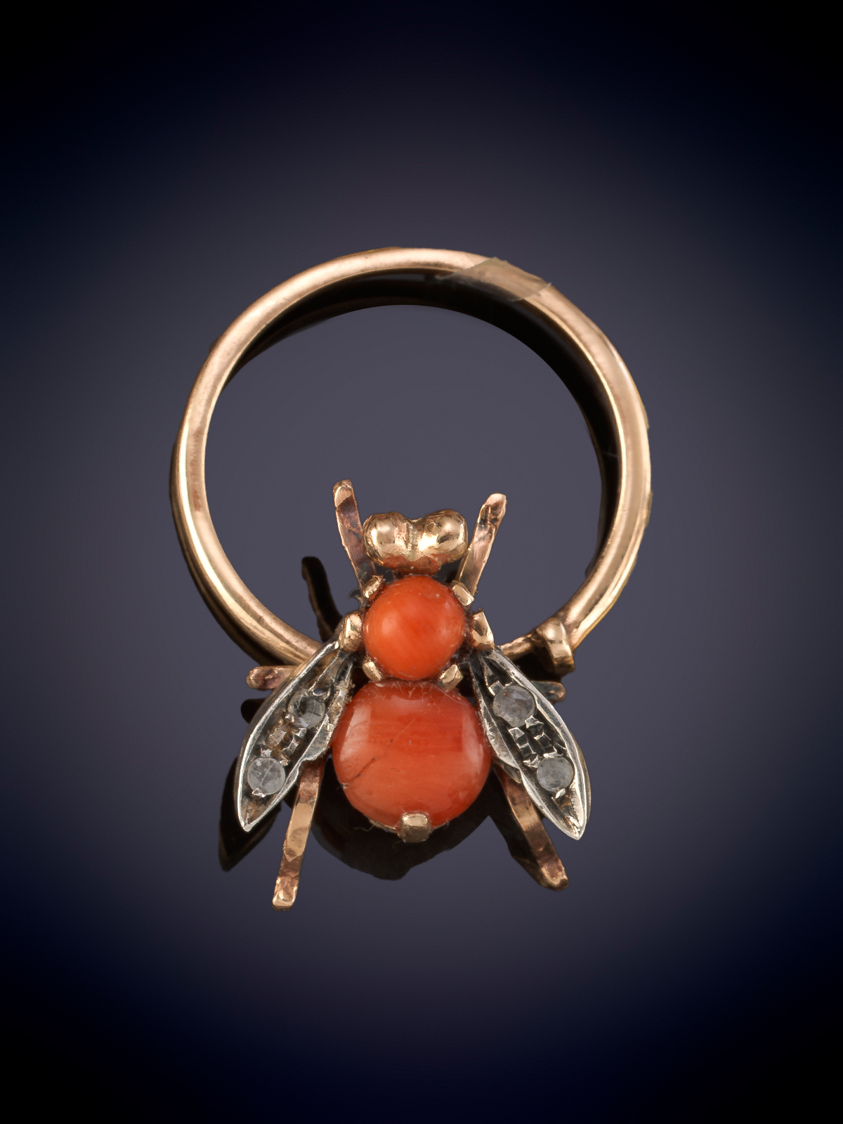 SORTIJA ARTICULADA CON MOTIVO DE MOSCA CON BRILLANTES Y CABUJONES DE CORAL. Montura en oro de 9k.