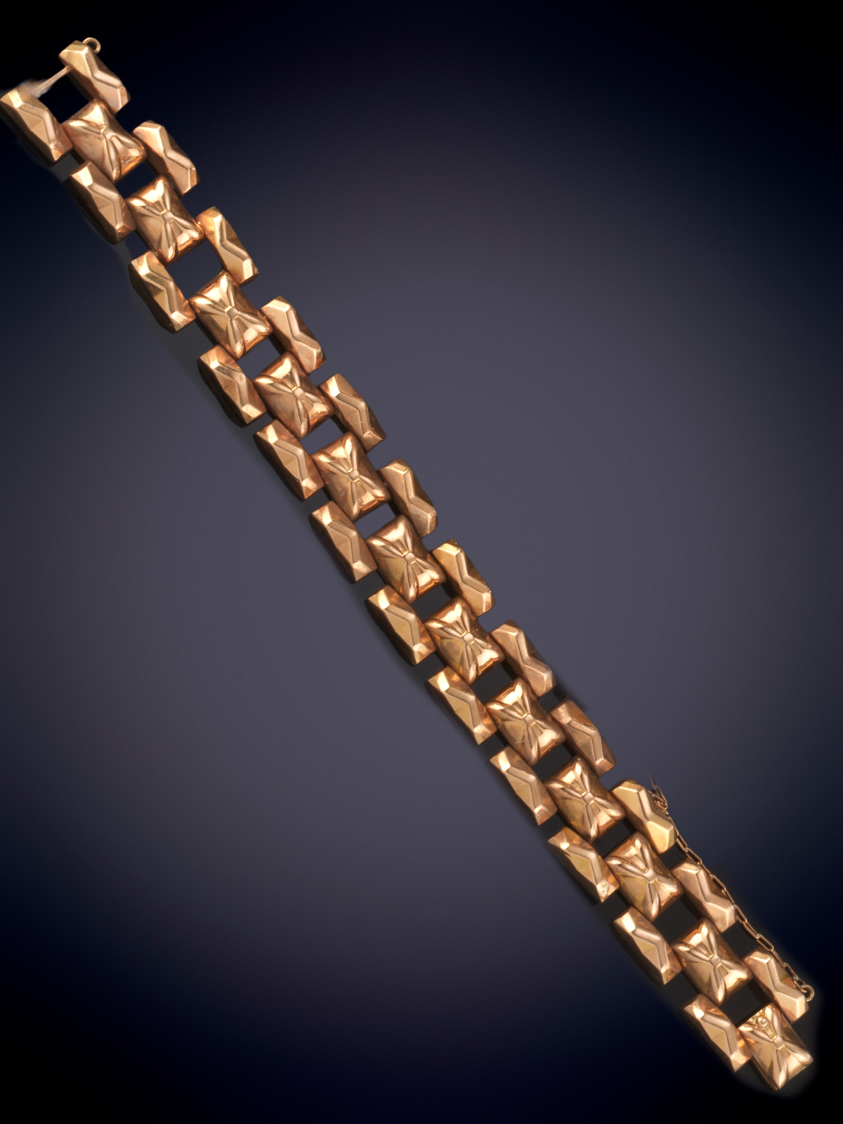 BRAZALETE AÑOS 40 EN ORO ROSA DE 18K. ESLABONES GEOMÉTRICOS ENTRELAZADOS.