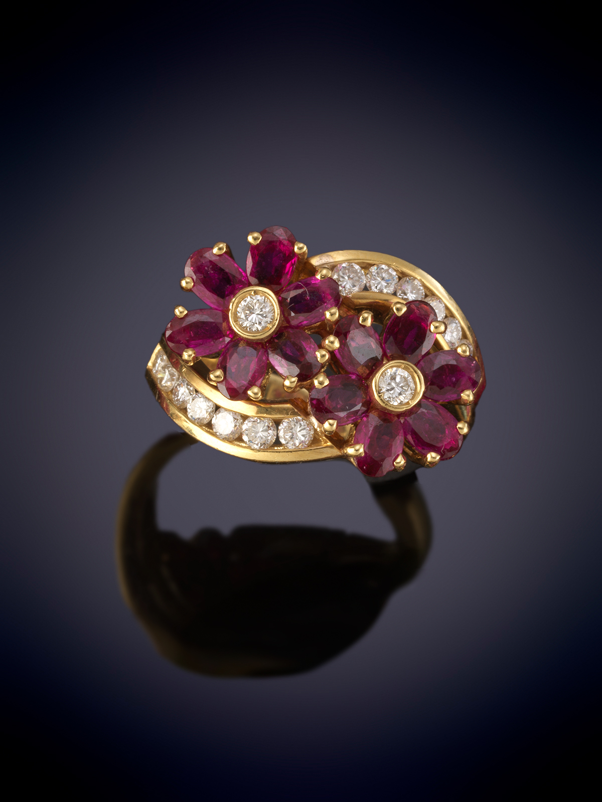 ELEGANTE SORTIJA DE FLORES DE RUBIES CALIDAD EXTRA DECORADAS CON  BRILLANTES. Montura en oro...