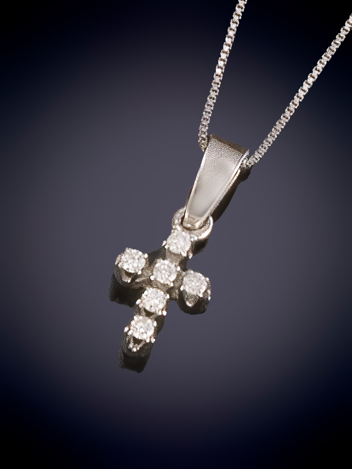 COLGANTE CRUZ DE DIAMANTES. Montura y cadena de oro blanco de 18k. Peso aprox. brillantes 0,25 cts.