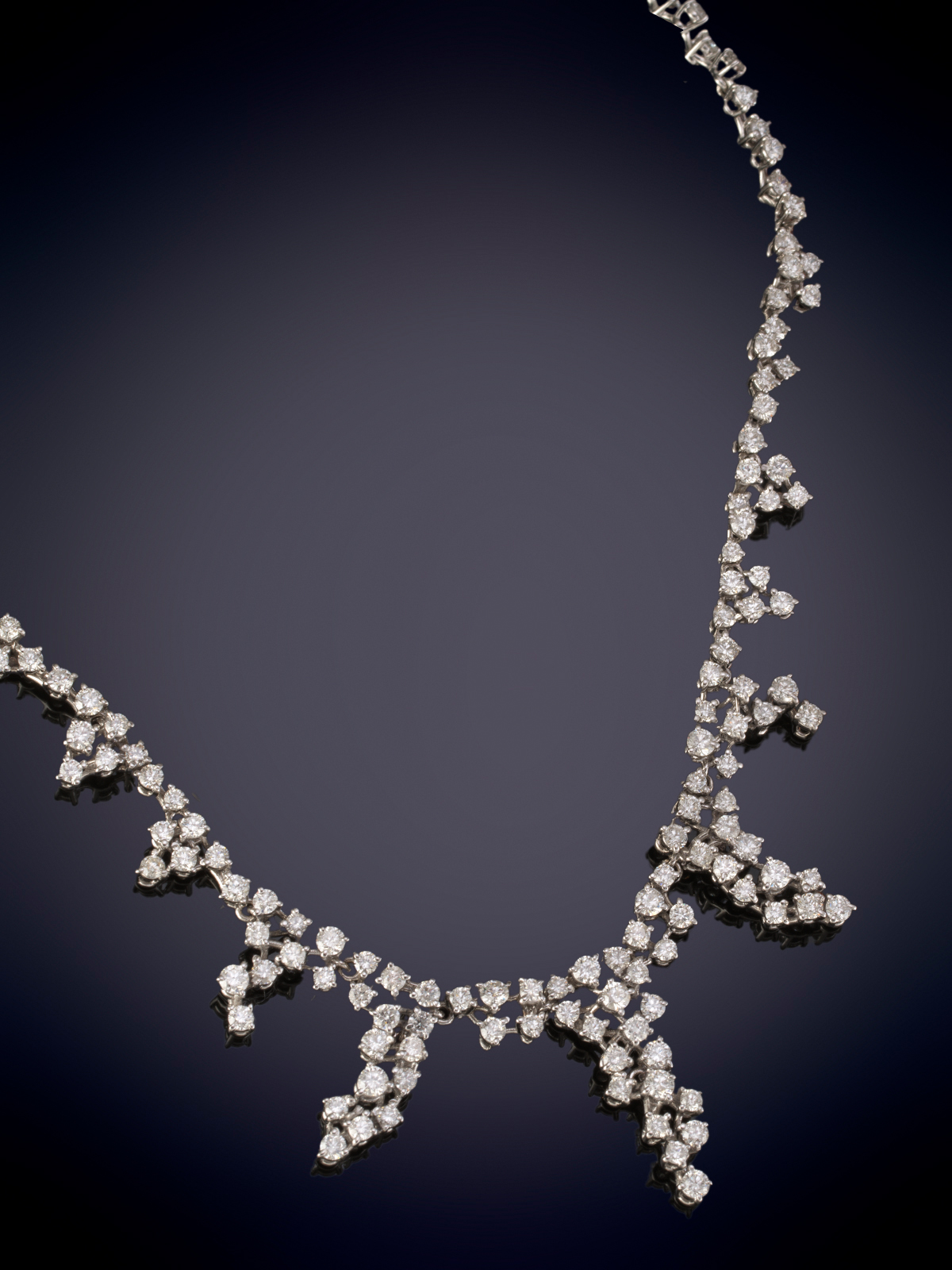 ELEGANTE GARGANTILLA DE BRILLANTES . Montura de oro balnco de 18k. Peso aprox de brillantes 7 cts.