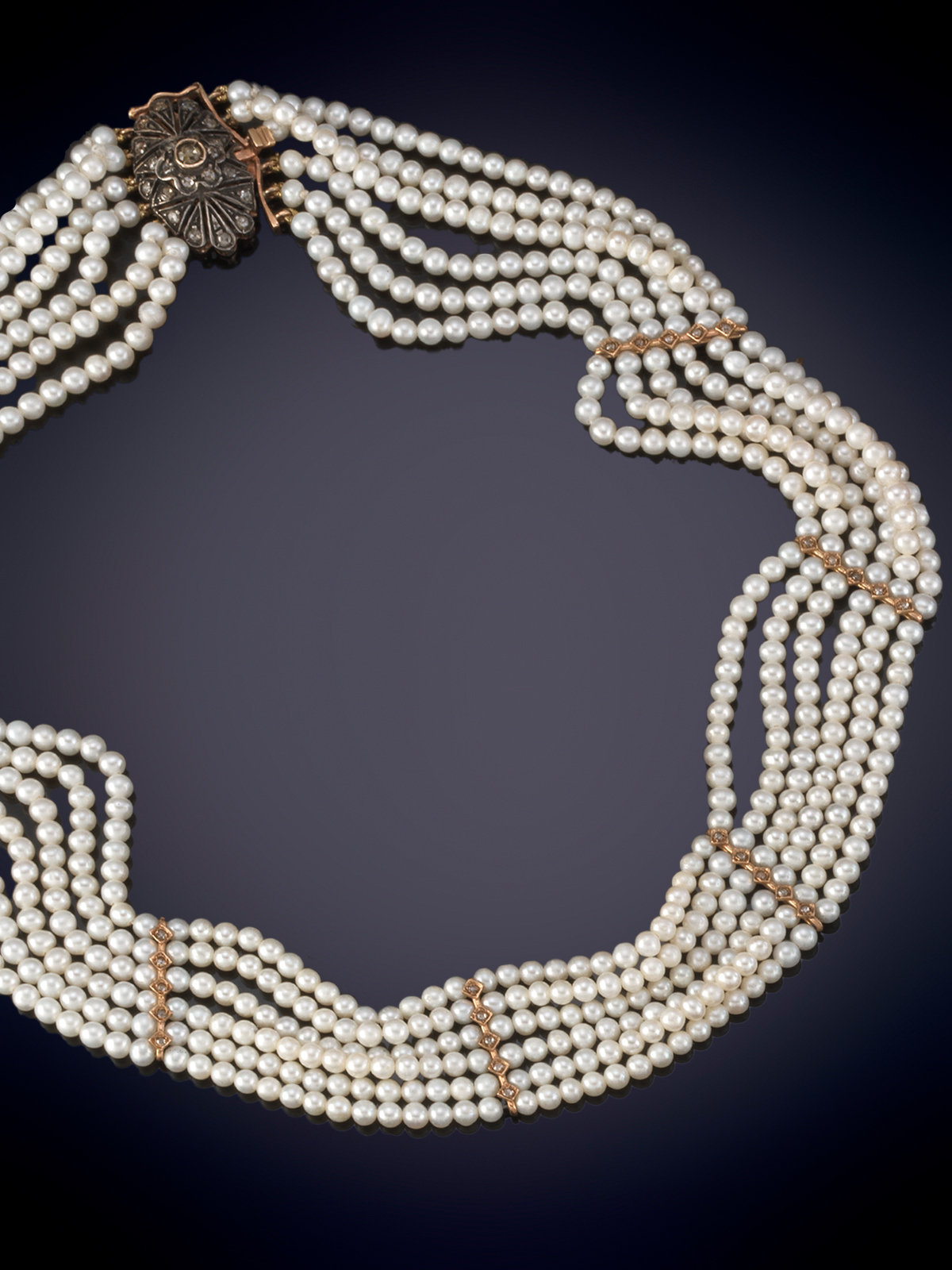 ELEGANTE CHOKER DE SEIS HILOS DE PERLAS DE EXCELENTE ORIENTE Y ENTREPIEZAS DE ORO. Cierre antiguo...