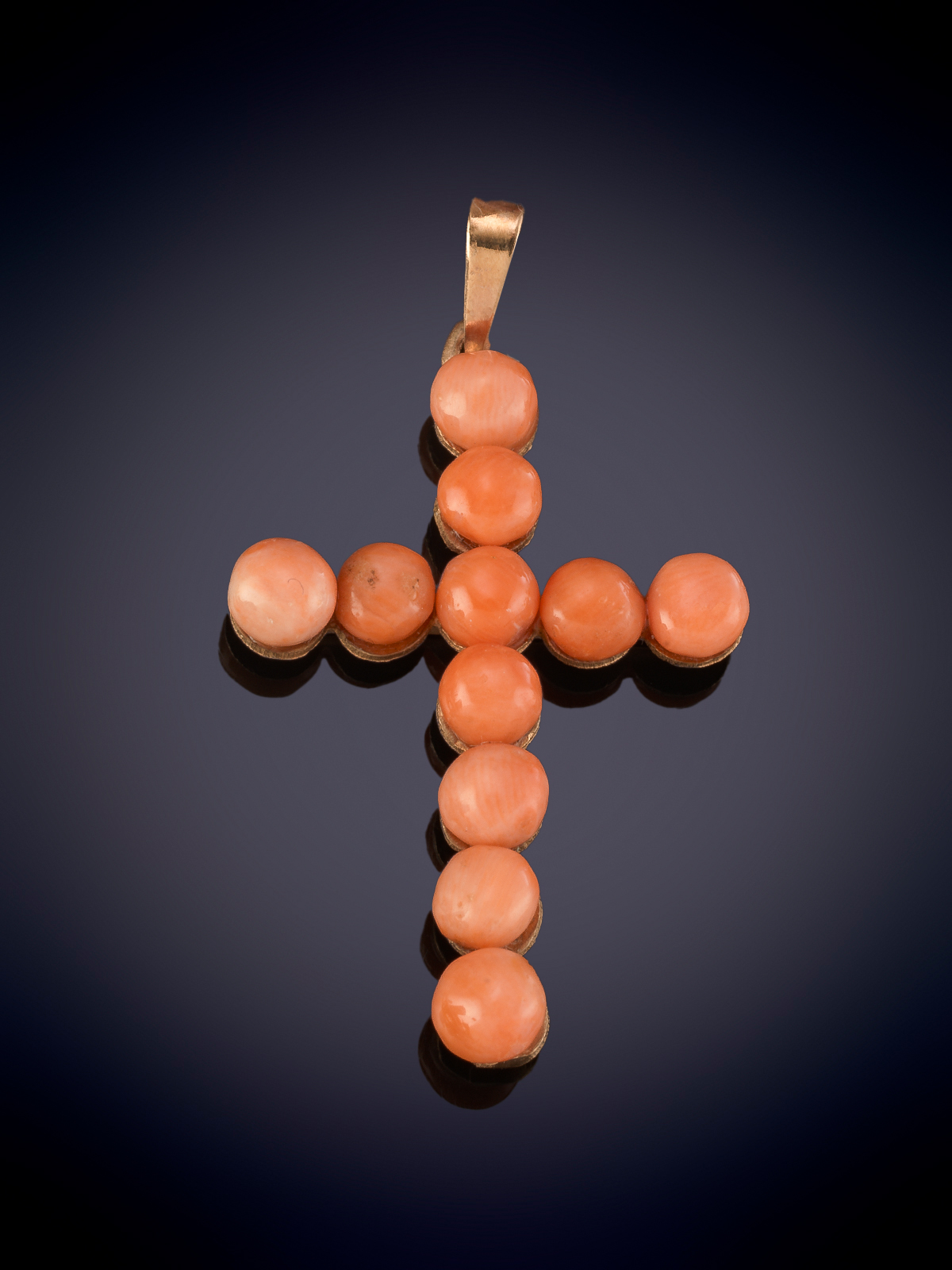 COLGANTE CRUZ DE CORAL. Montura en oro amarillo de 9k.