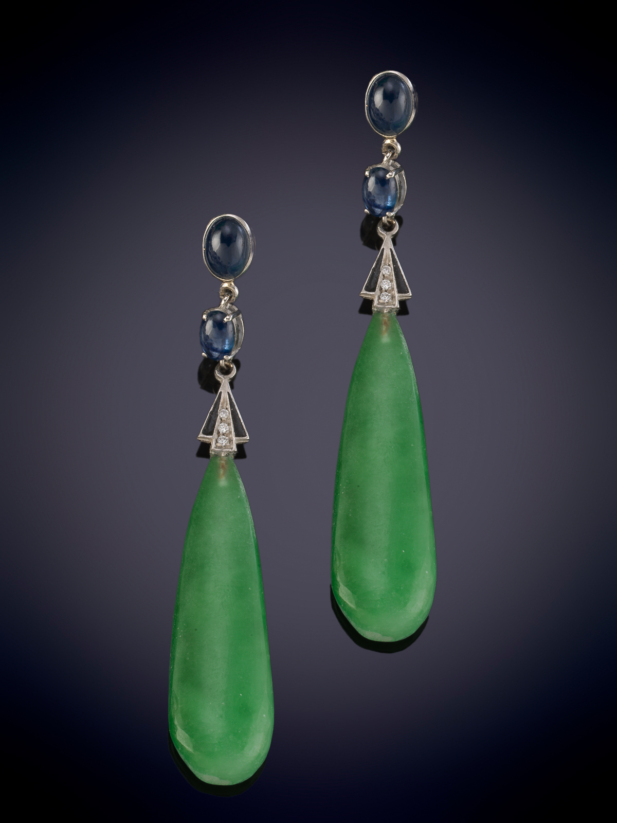 PENDIENTES LARGOS CON LAGRIMA DE JADE Y ZAFIROS. Montura en platino.