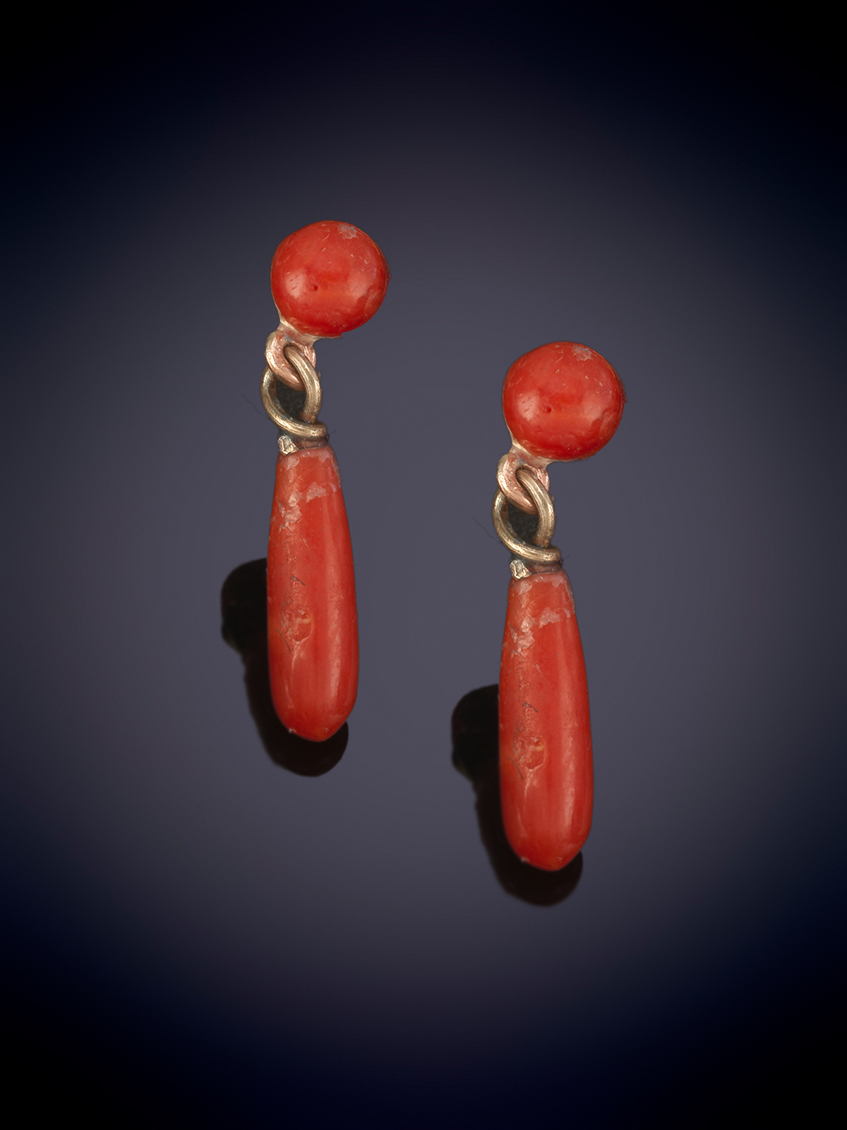 PENDIENTES ARGOS DE CORAL EN LAGRIMA. Montura en oro amarillo de 9k.
