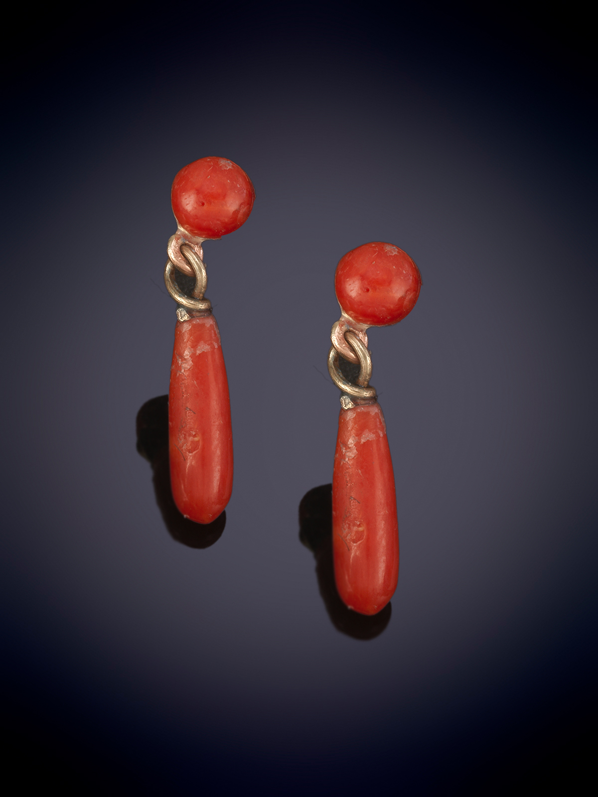 PENDIENTES ARGOS DE CORAL EN LAGRIMA. Montura en oro amarillo de 9k.