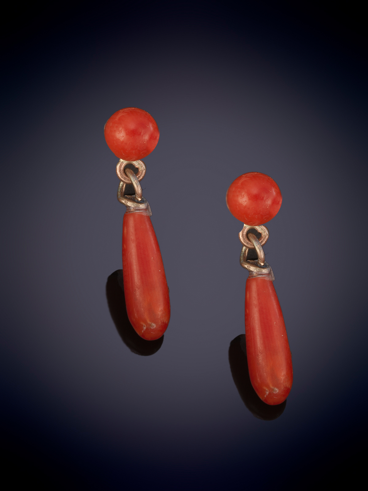 PENDIENTES ARGOS DE CORAL EN LAGRIMA. Montura en oro amarillo de 9k.