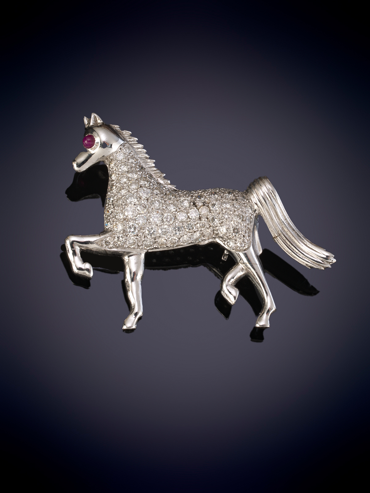 ELEGANTE BROCHE DE CABELLO, EL CUERPO CUAJADO DE PAVÉ DE BRILLANTES, CALIDAD EXTRA, Y OJOS DE...