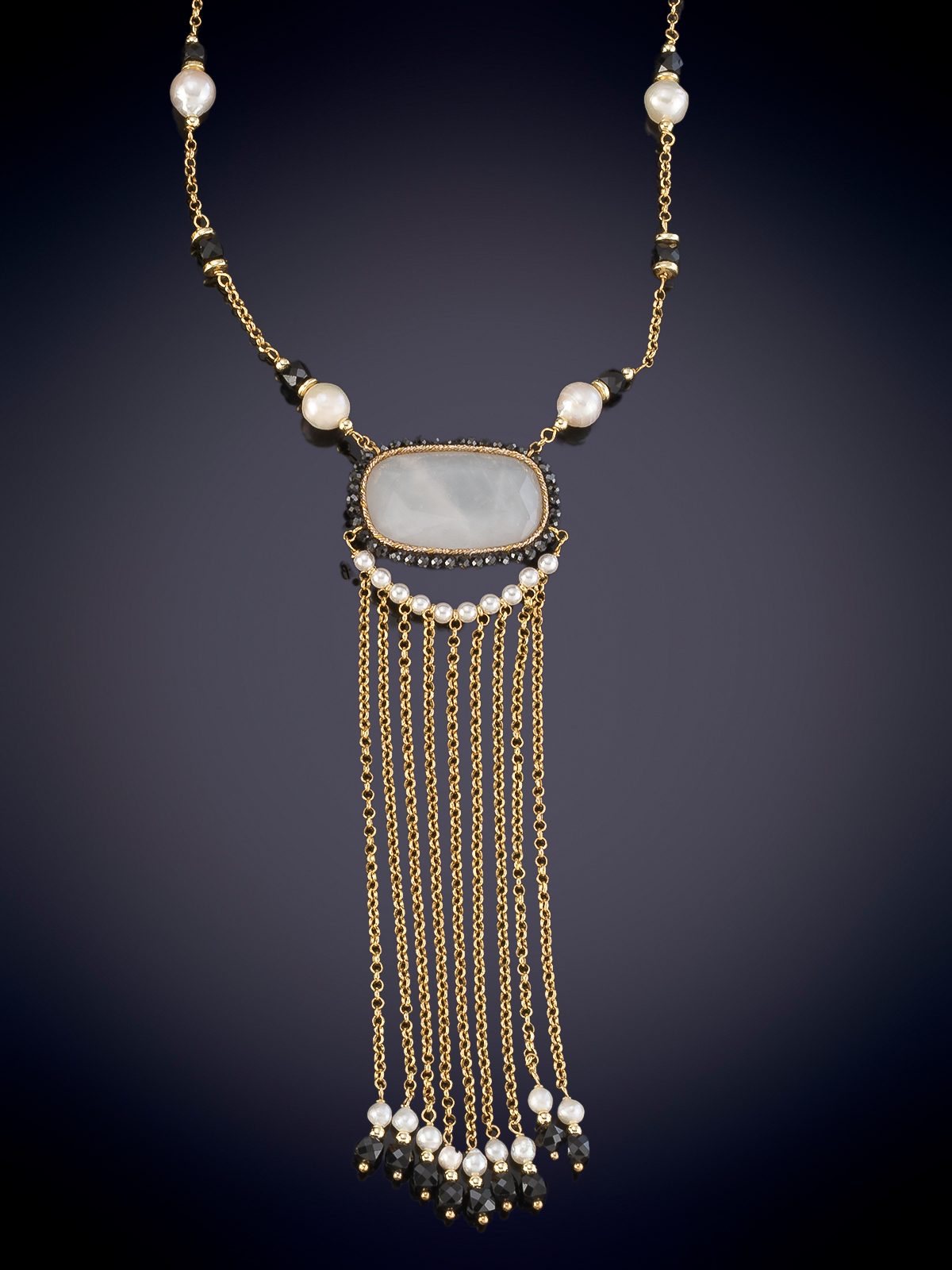 MODERNO COLLAR DE CUARZO, ONIX Y PERLAS. Montura en plata con baño de oro.