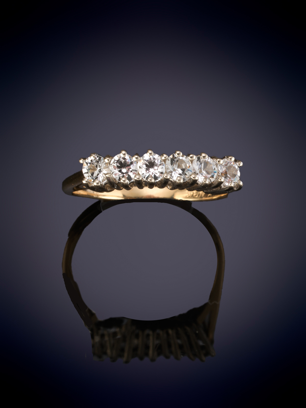 MEDIA ALIANZA DE BRILLANTES, CALIDAD EXTRA. Montura en garras en oro blanco y amarillo18 k...