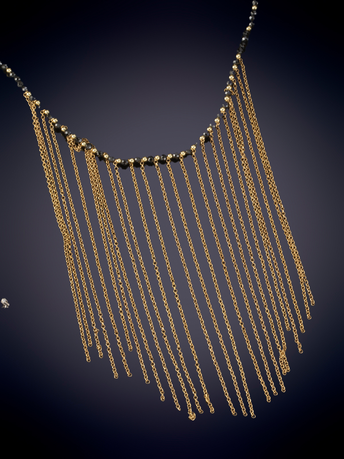 MODERNO COLLAR DE HEMATITES Y PLATA CON BAÑO DE ORO AMARILLO.