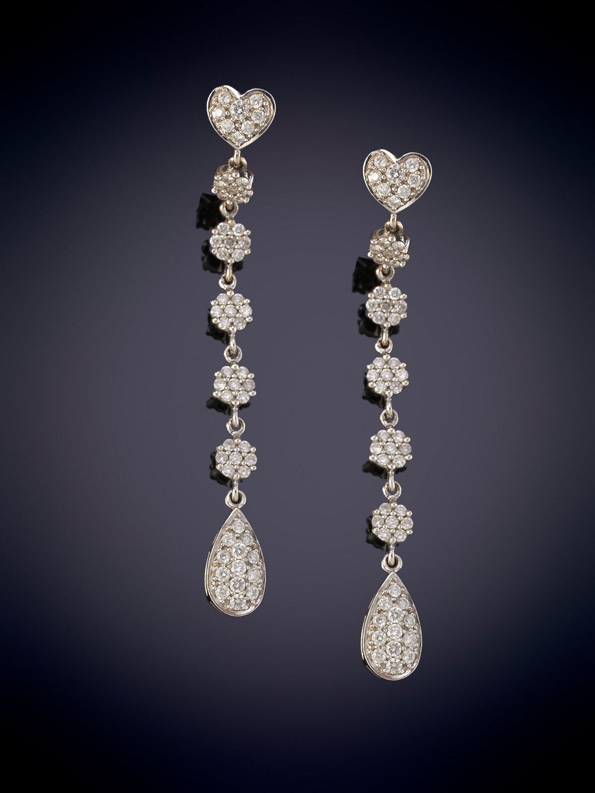 PENDIENTES LARGOS DE PAVÉ DE BRILLANTES, PARTE SUPERIOR EN FORMA DE CORAZÓN CON REMATE EL LAGRIMA....