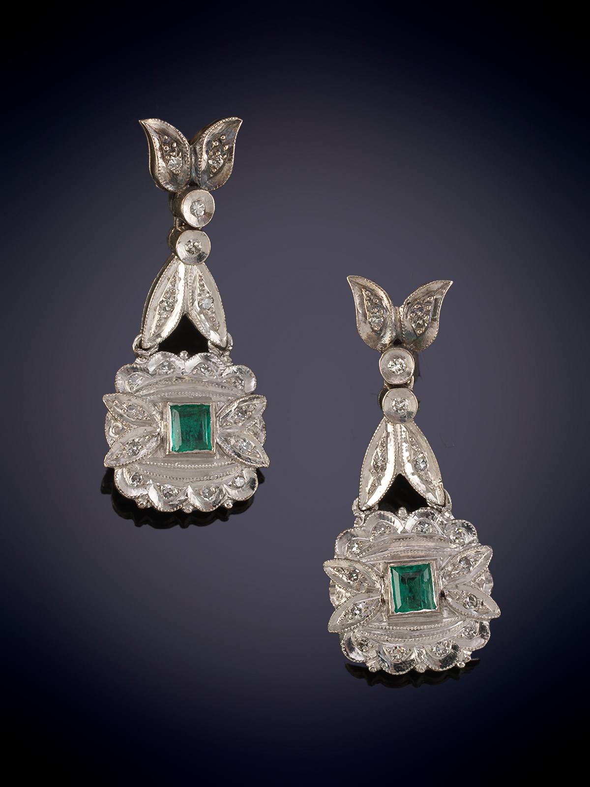 PENDIENTES LARGOS ESTILO ANTIGUO CON CENTROS DE ESMERALDAS EN UN CUERPO VEGETAL DECORADOS CON...