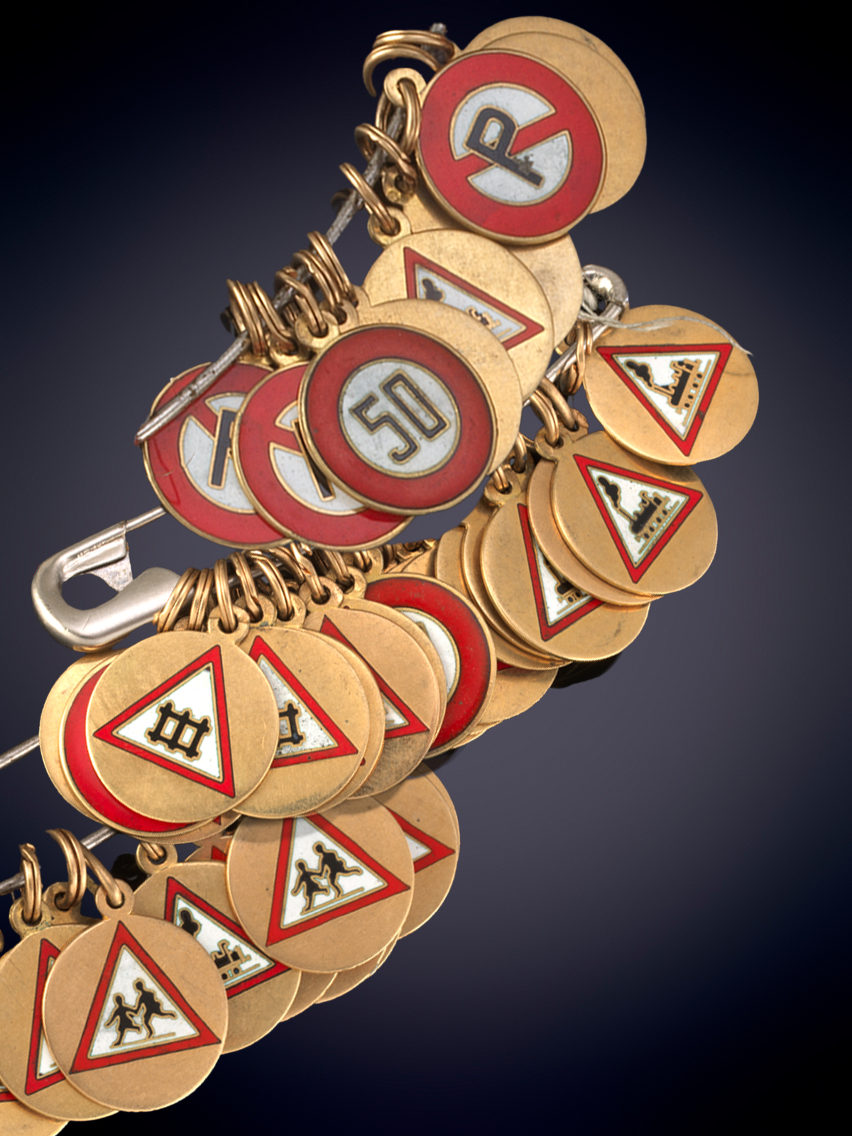 LOTE DE MEDALLAS DE SEÑALES DE TRAFICO EN ESMALTE ROJO, BLANCO Y NEGRO, EN ORO AMARILLO DE 18K.