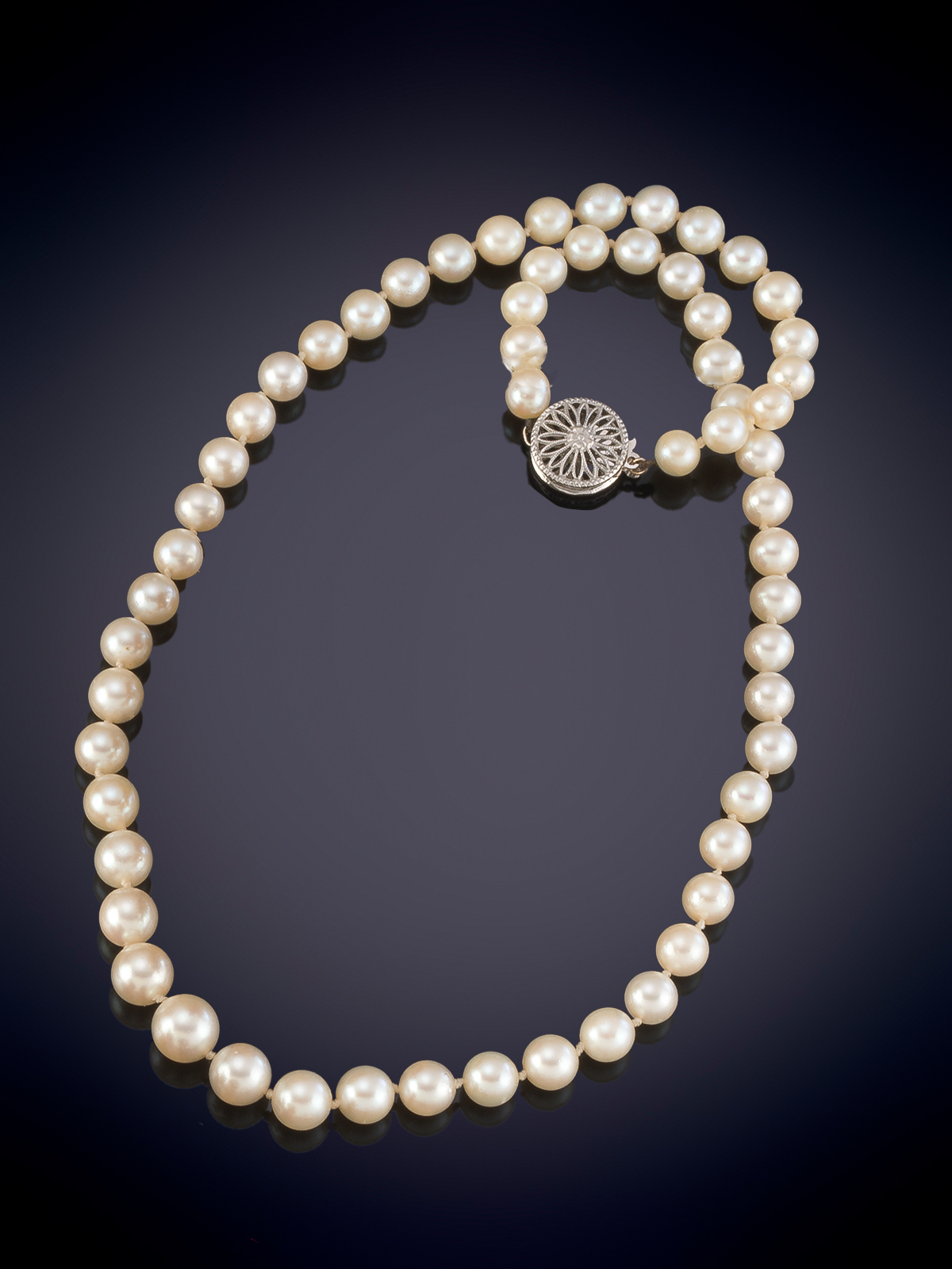 MIKIMOTO. COLLAR DE PERLAS CULTIVADAS EN LIGERO DEGRADÉ DE 6MM A 9MM CON EXCELENTE ORIENTE. Cierre...