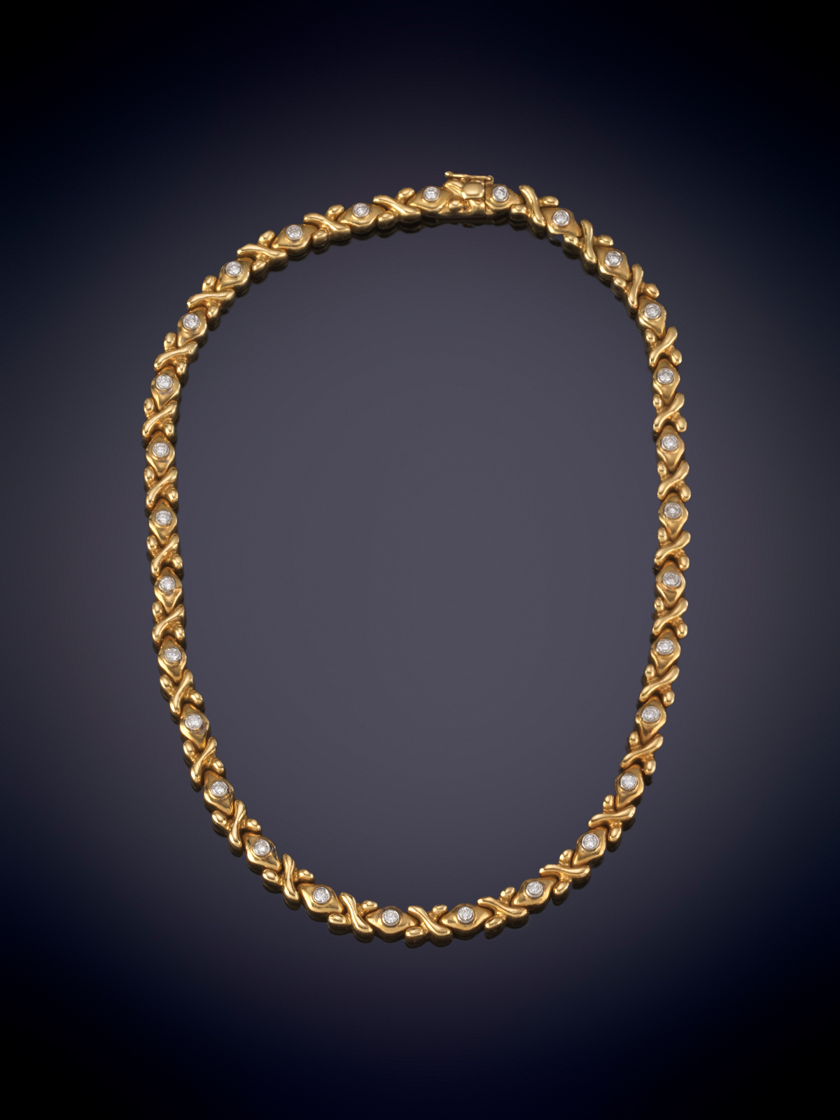 CONJUNTO DE GARGANTILLA Y PULSERA CON BRILLANTES EN CHATÓN SOBRE ESLABONES CON FORMA DE ASPA EN ORO...
