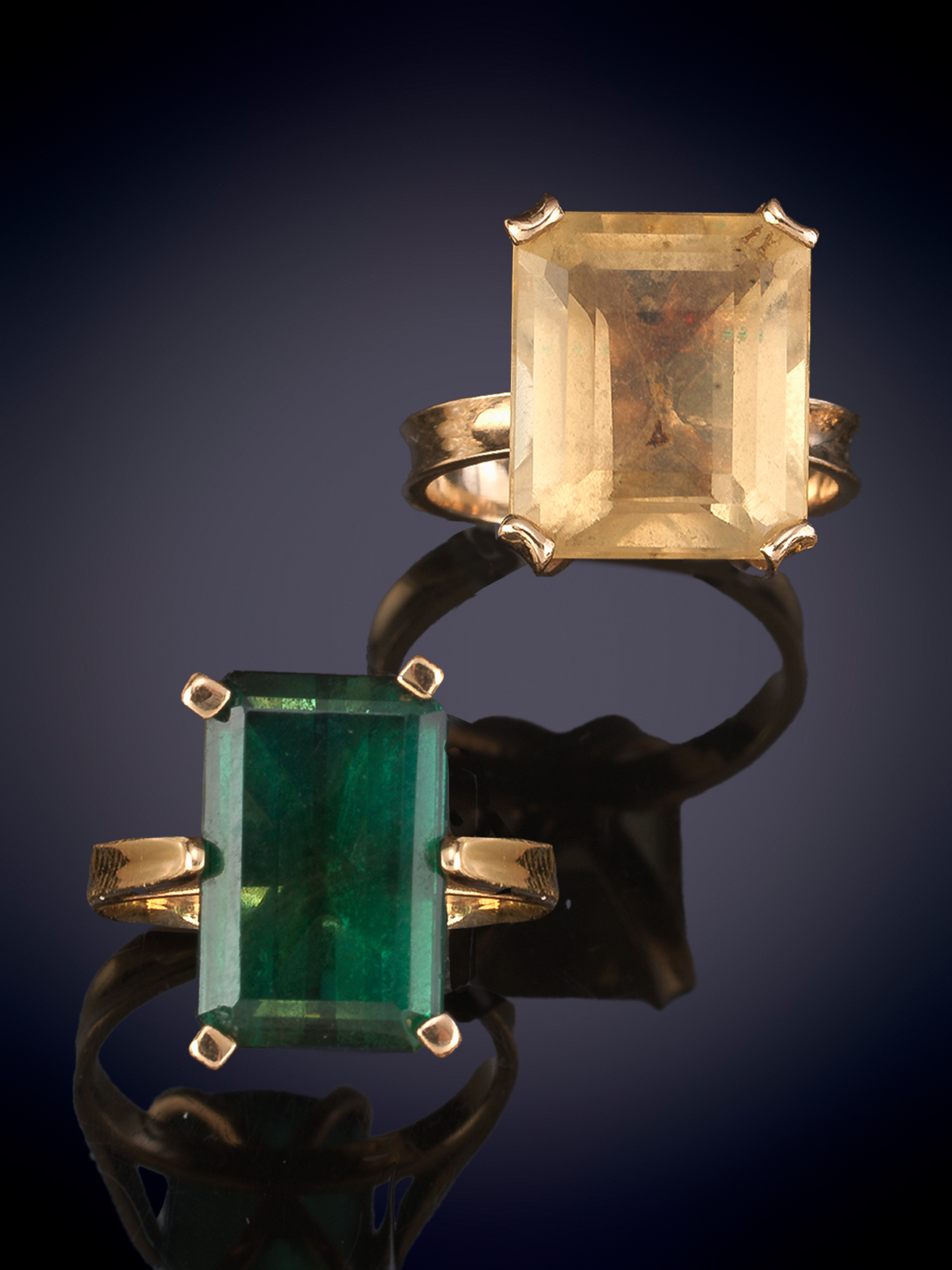 LOTE DE DOS SORTIJAS DE LOS AÑOS 60 DE  CUARZO CITRINO Y TURMALINA VERDE. Montura en oro amarillo...