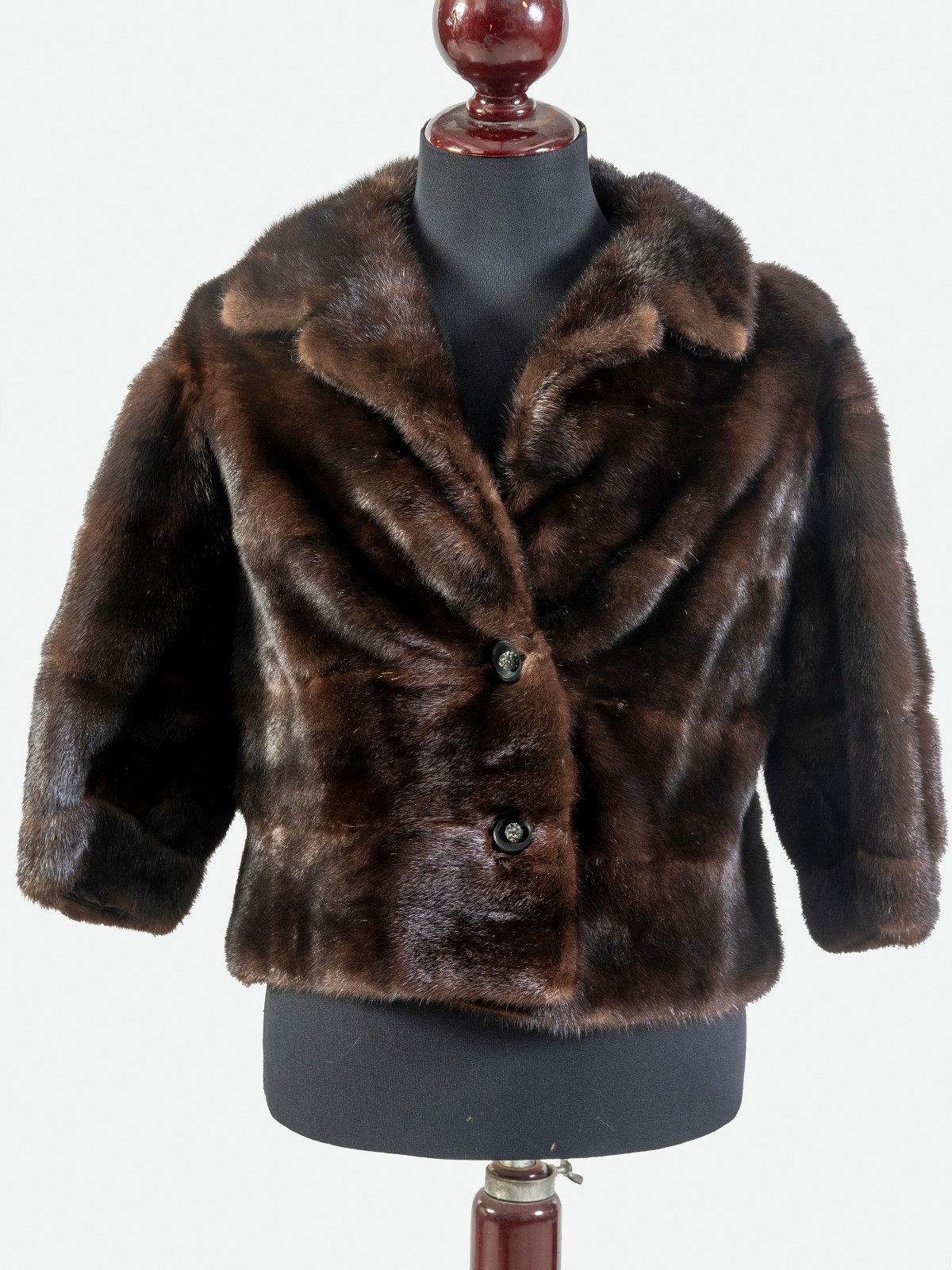 CHAQUETA CORTA DE VISÓN MARRON CHOCOLATE, CON MANGA FRANCESA.