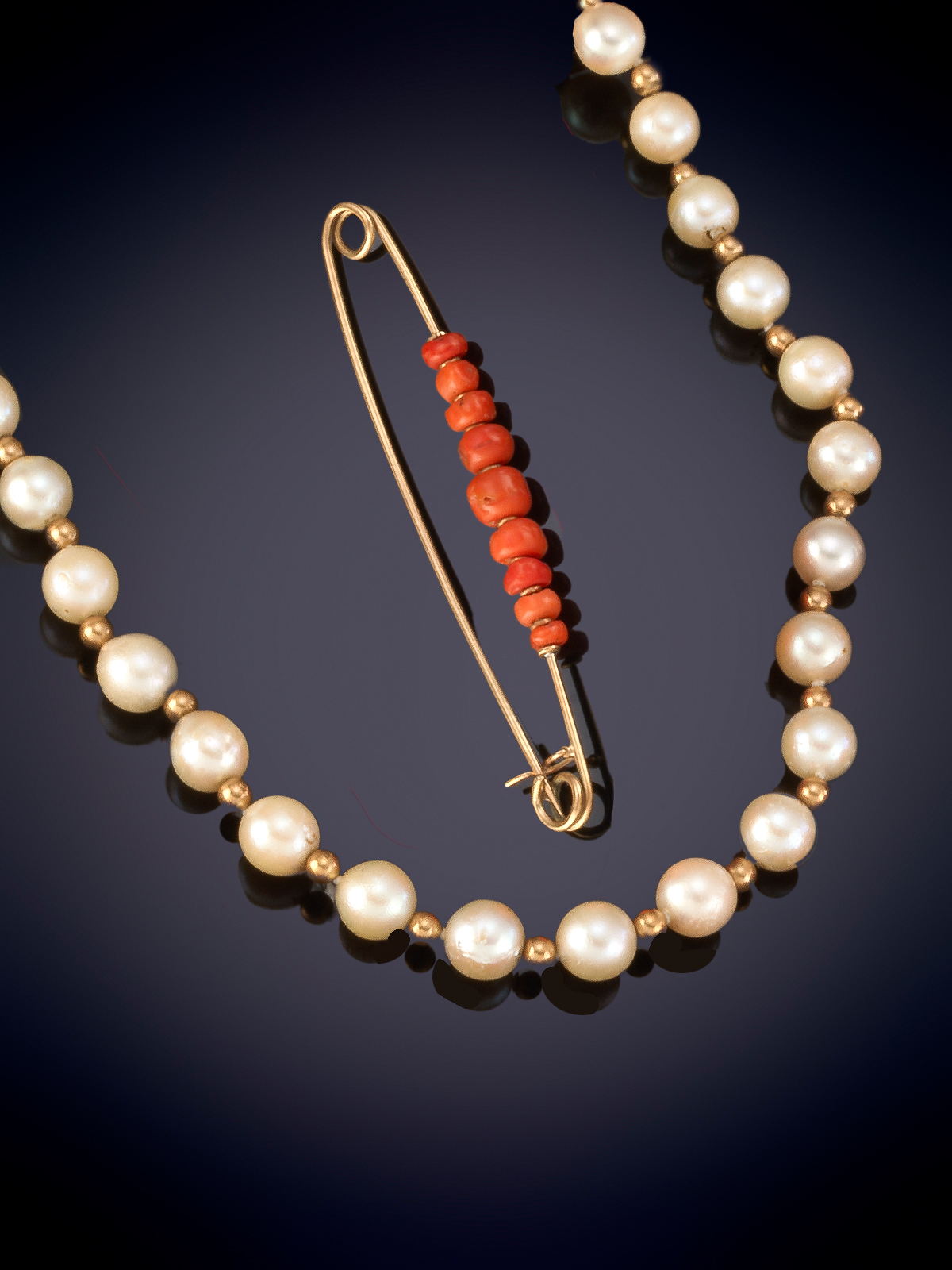 LOTE DE ALFILER DE CORAL, COLLAR DE PERLAS Y COLGANTE GUARDAPELO.