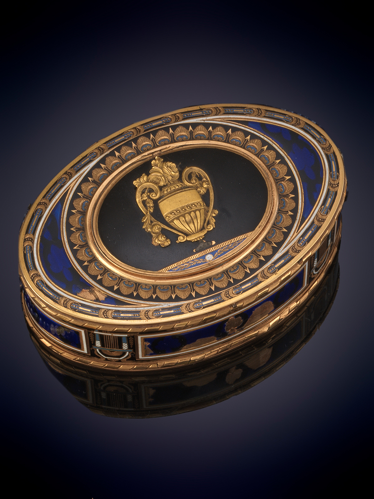 CAJA OVAL EN ORO Y ESMALTE CARLOS IV