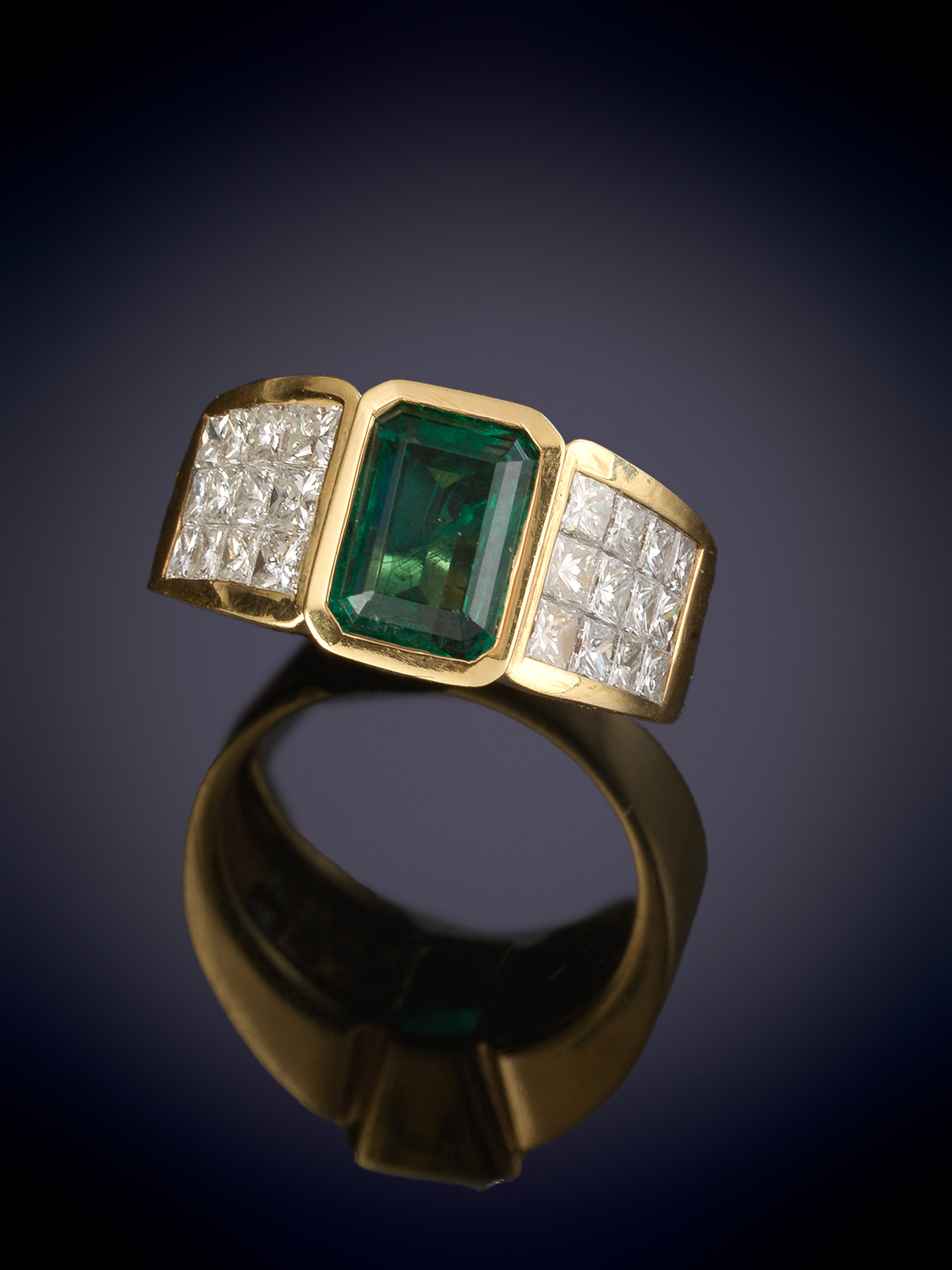 SORTIJA SELLO CON ESMERLADA CENTRAL RECTANGULAR DE BELLO COLOR 1,5 CTS. IMPORTANTE MONTURA CON TRES...