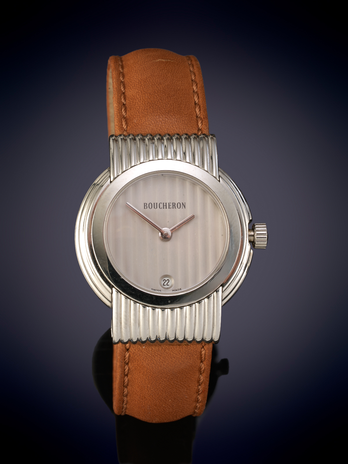 BOUCHERON. RELOJ DE PULSERA PARA SEÑORA CAJA REDONDA EN ACERO ESFERA GUILLOCHE VENTANA CALENDARIO A...