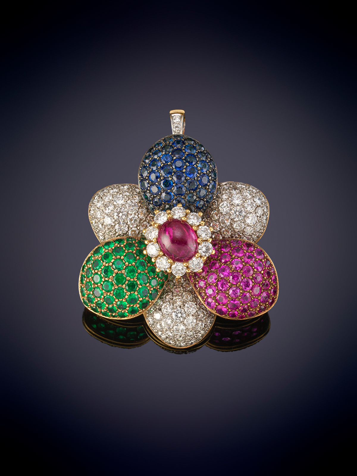 LUIS GIL. IMPORTANTE BROCHE COLGANTE EN FORMA DE FLOR COMPUESTO POR NUEVE PETALOS DE PAVÉ CALIDAD...