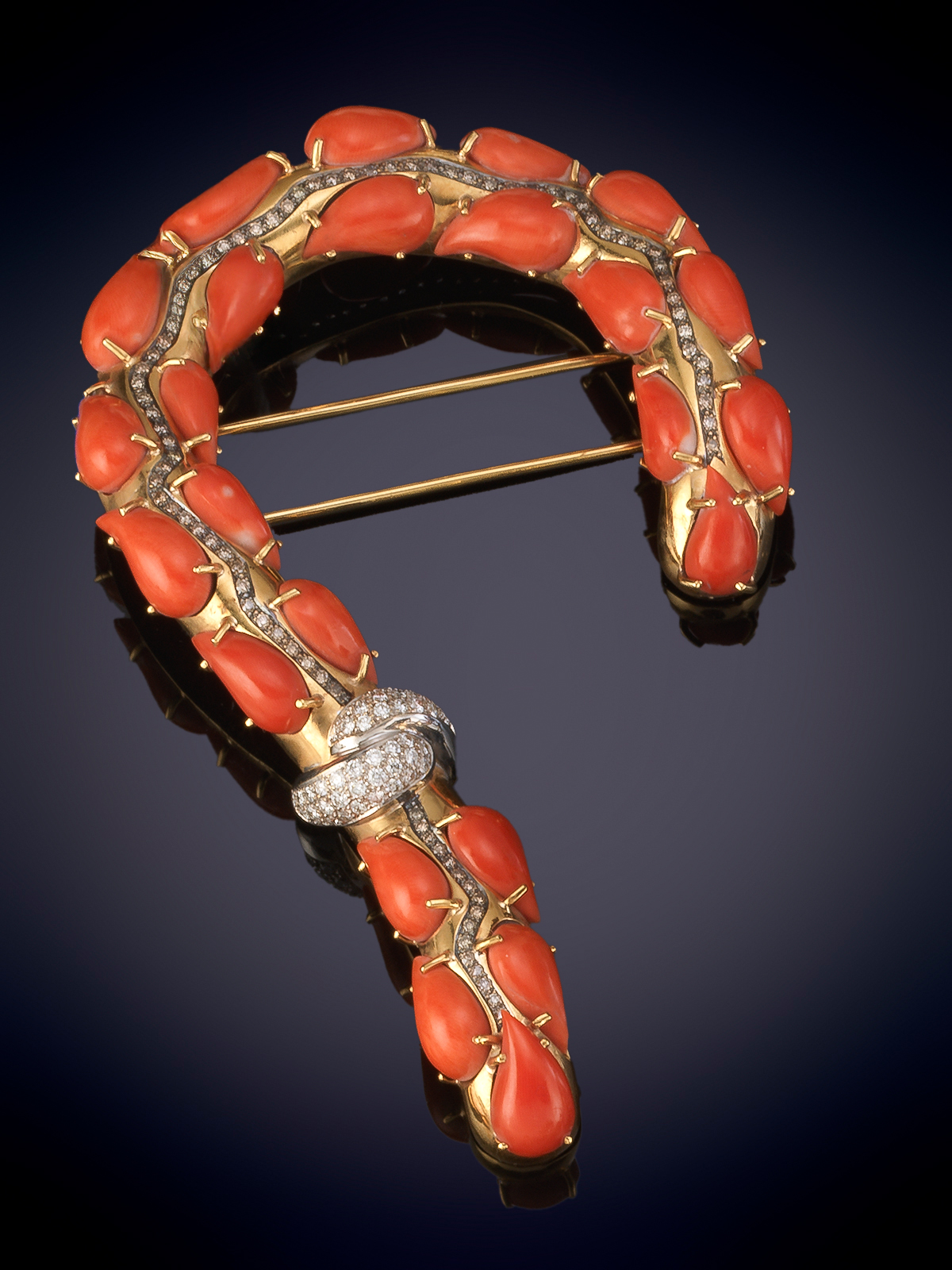 LUIS GIL. GRAN BROCHE EN FORMA DE NOTA MUSICAL DE CABUJONES DE CORAL PAVÉ DE BRILLANTES CALIDAD...