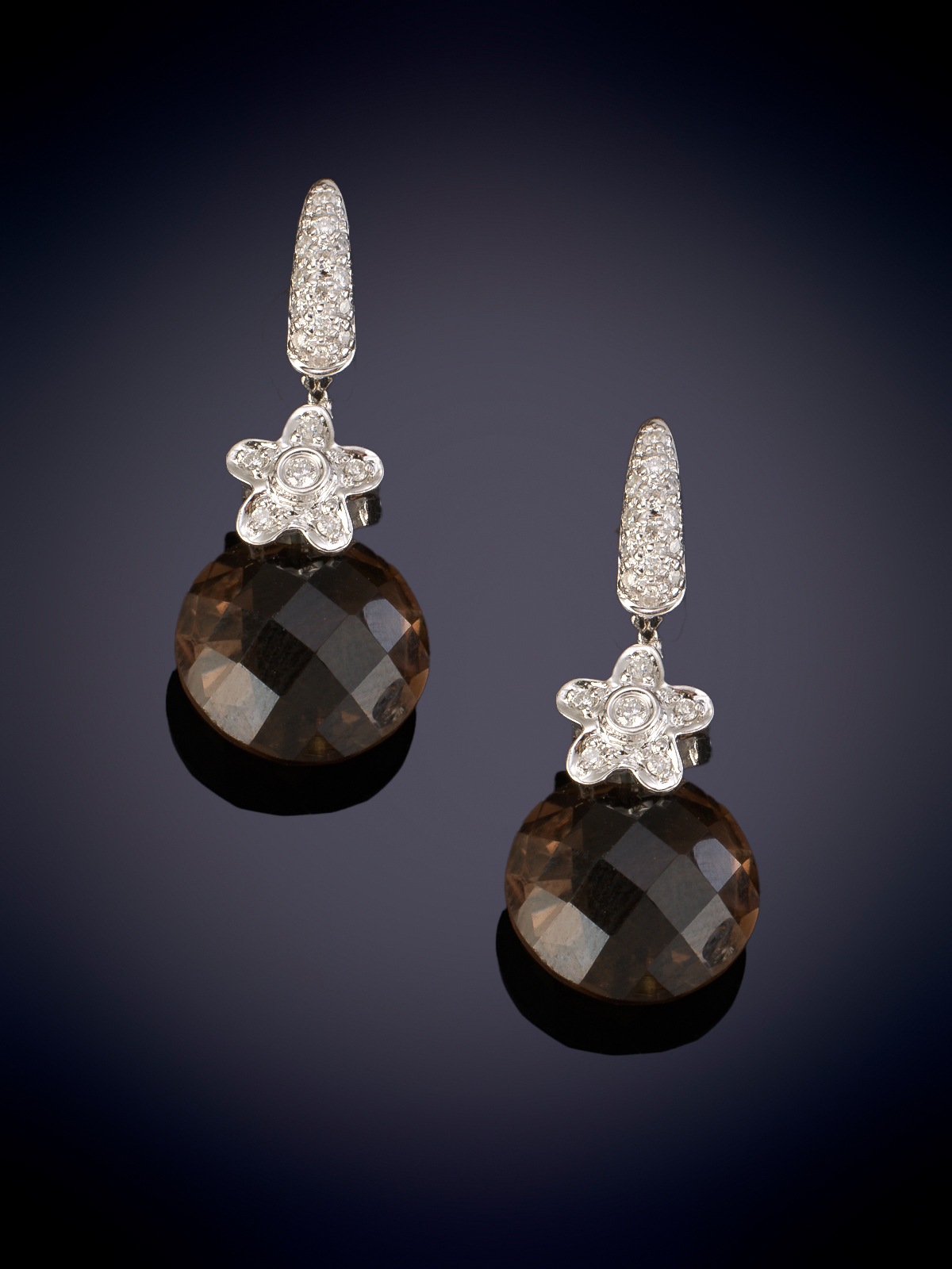 PENDIENTES DE CUARZO AHUMADO Y BRILLANTES. Montura en oro blanco de 18k