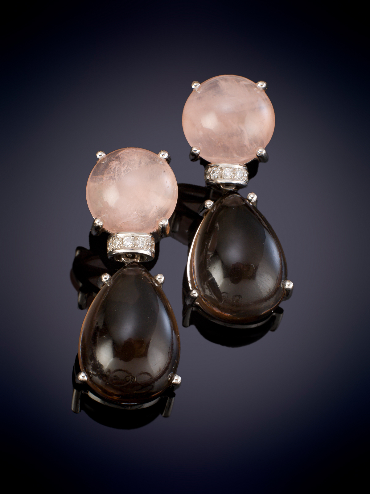 PENDIENTES LARGOS DE CUARZO ROSA Y CUARZO AHUMADO. Montura en oro blanco de 18k.